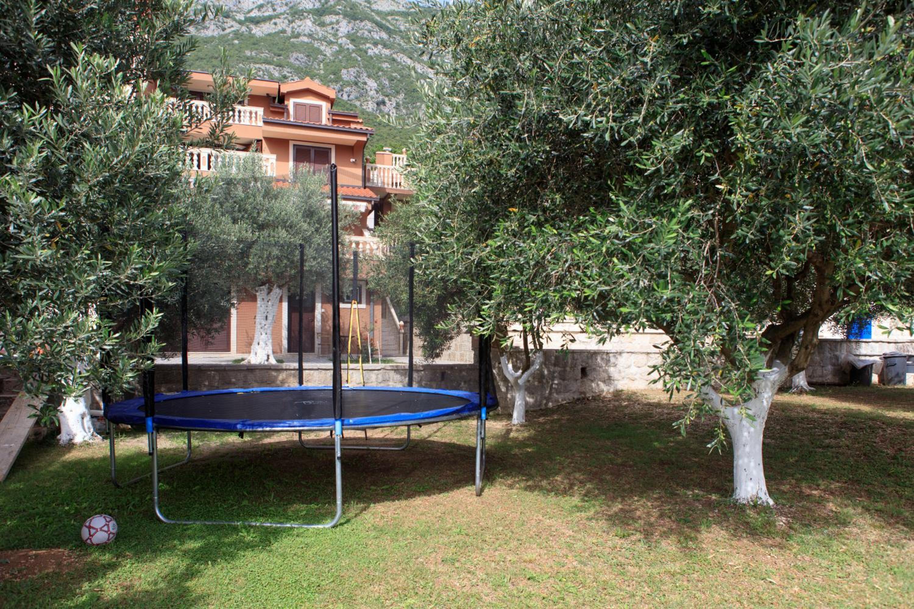 One-Bedroom Apartment With Garden photo 2