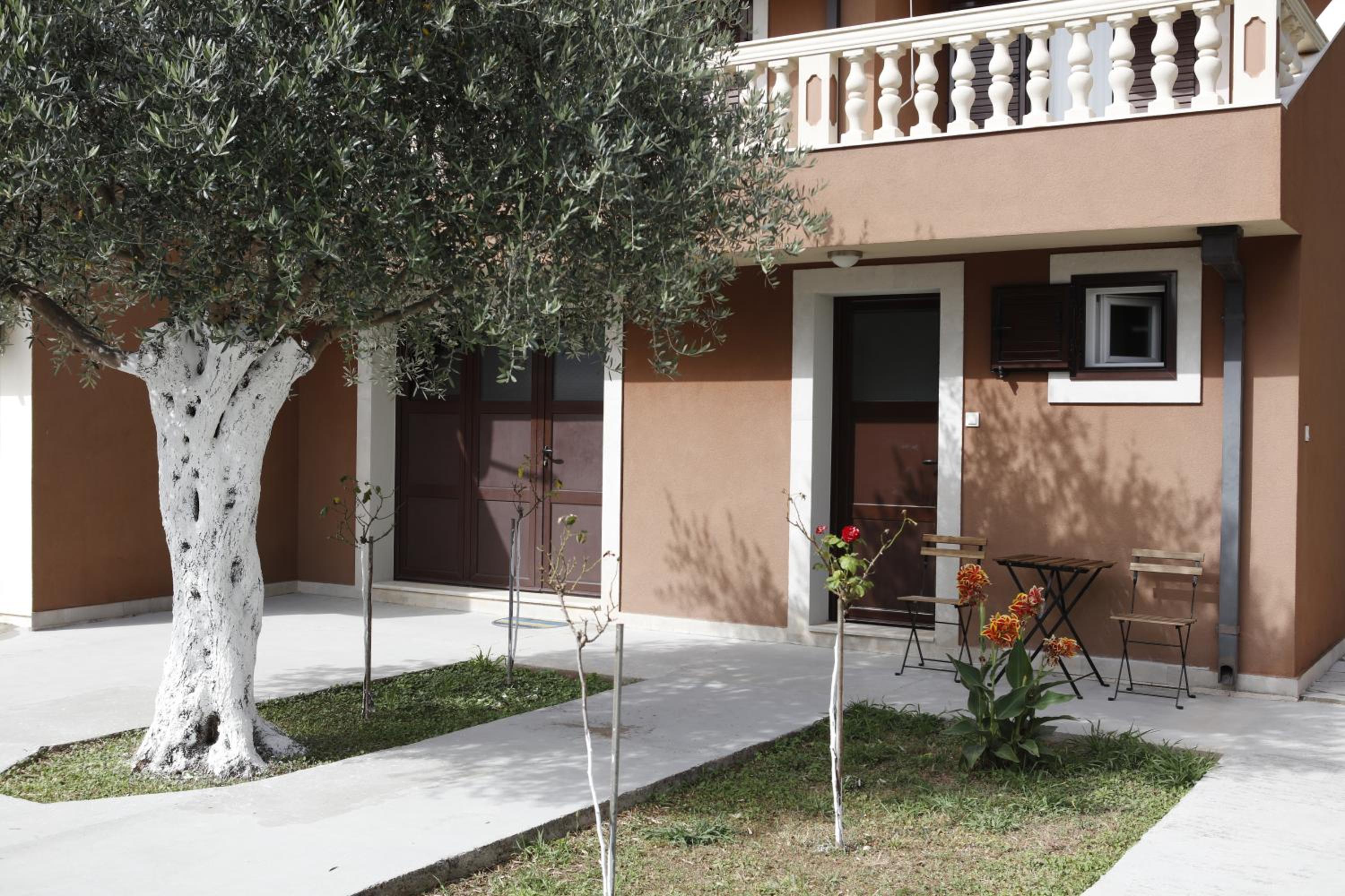 One-Bedroom Apartment With Garden photo 3