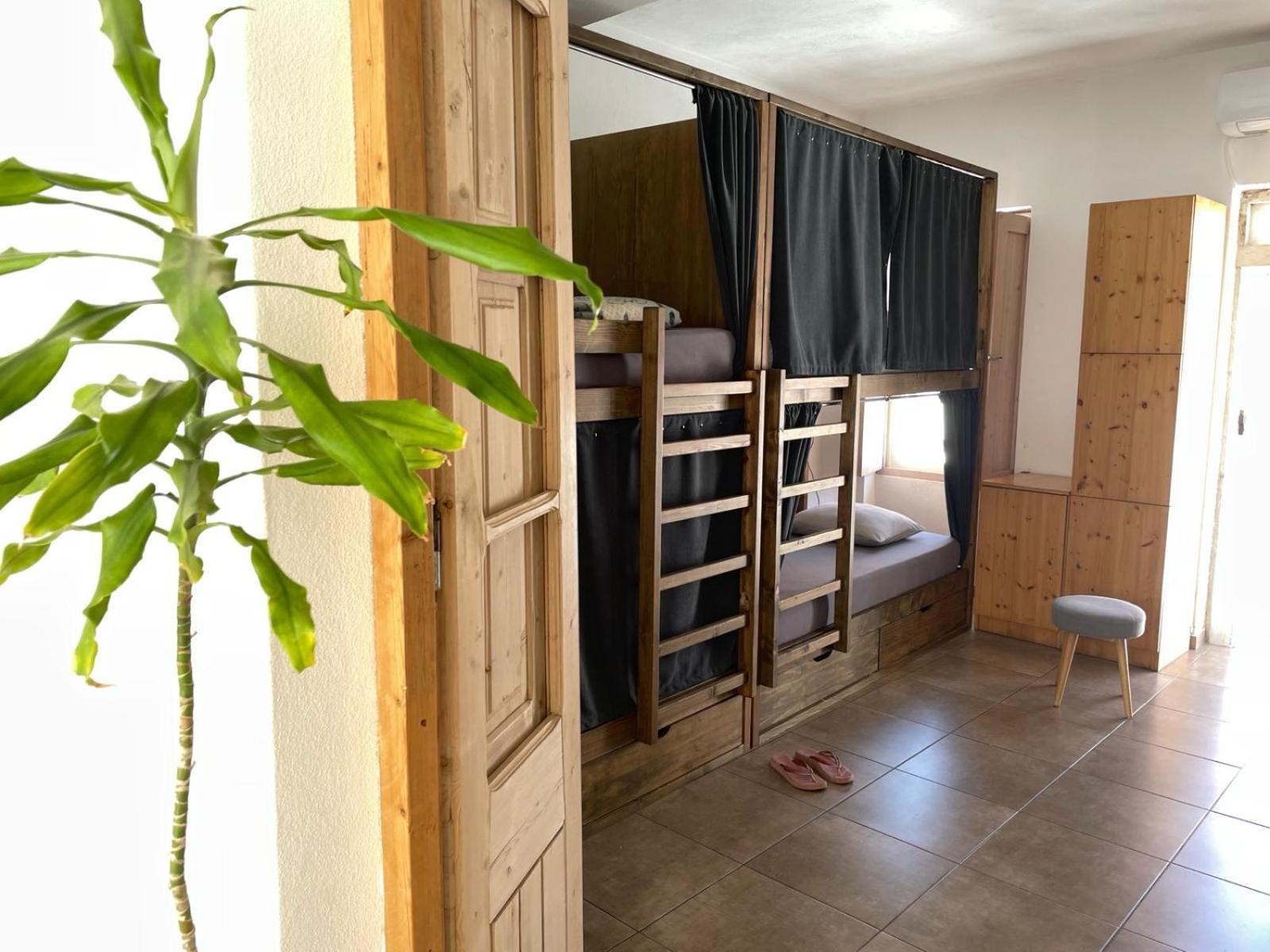 Posto Letto in Dormitorio Misto con 8 Letti