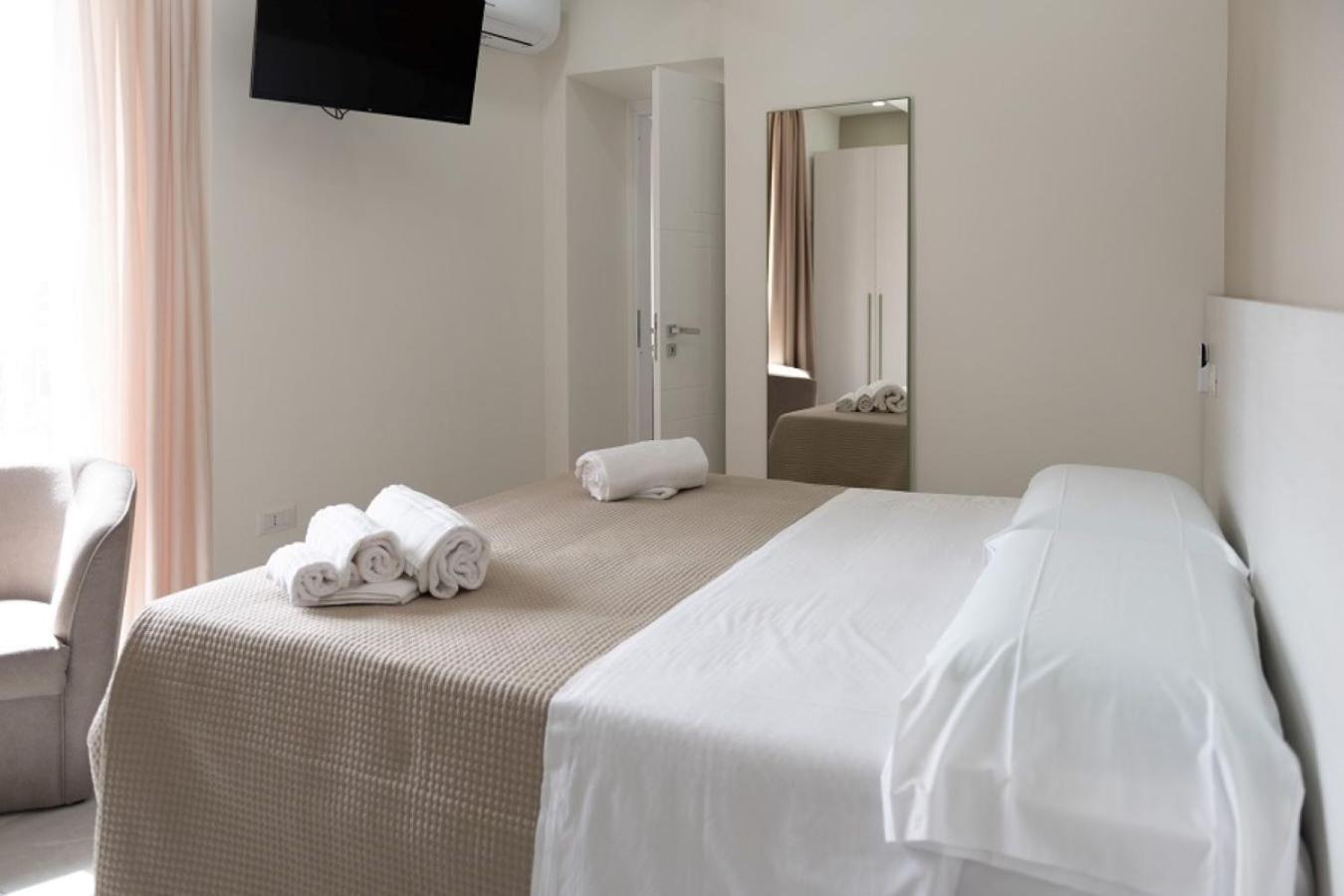 Queen Room with Balcony photo 1