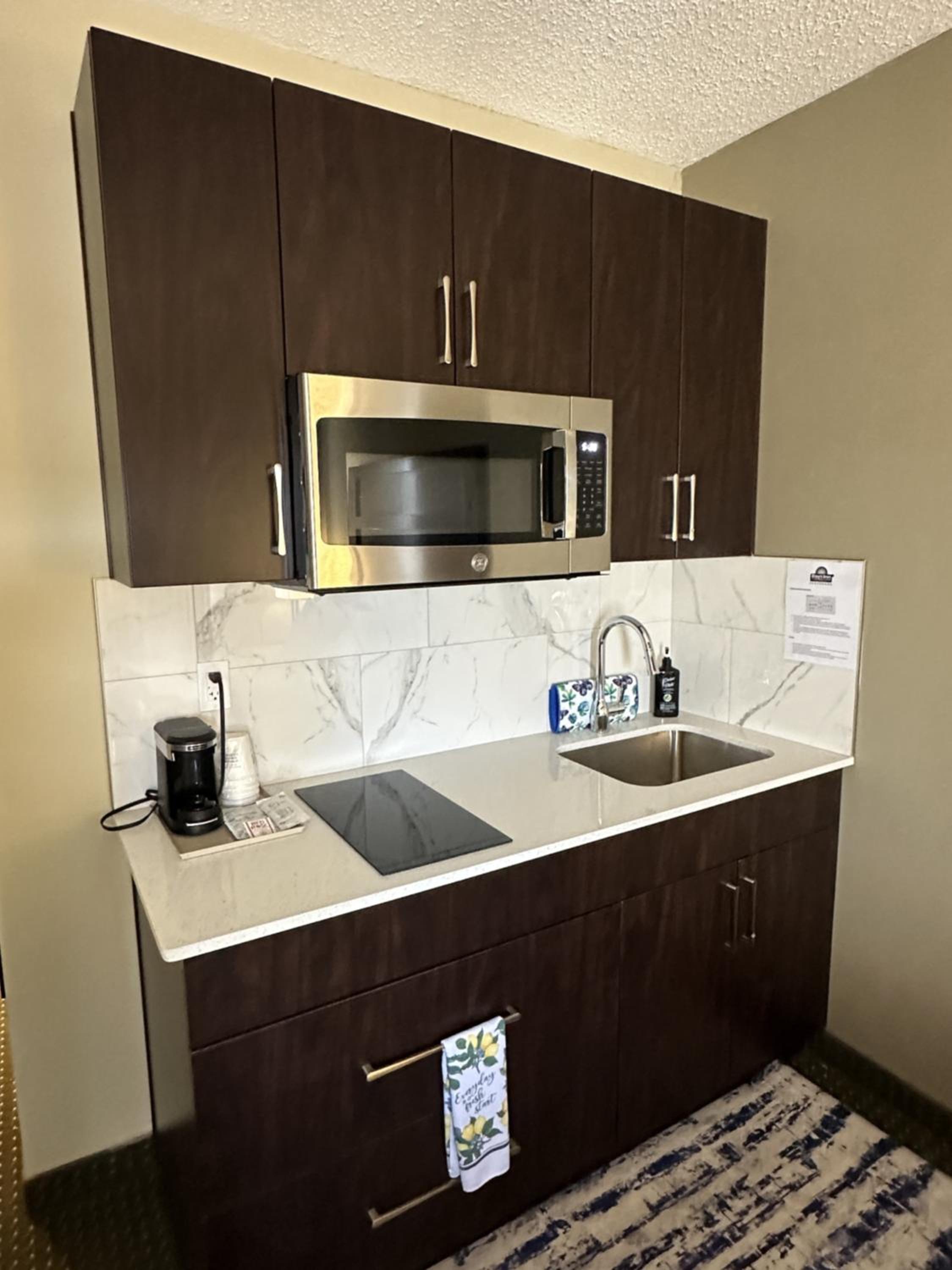 Queen Deluxe Room with Kitchenette - Non-Smoking - Photo 2