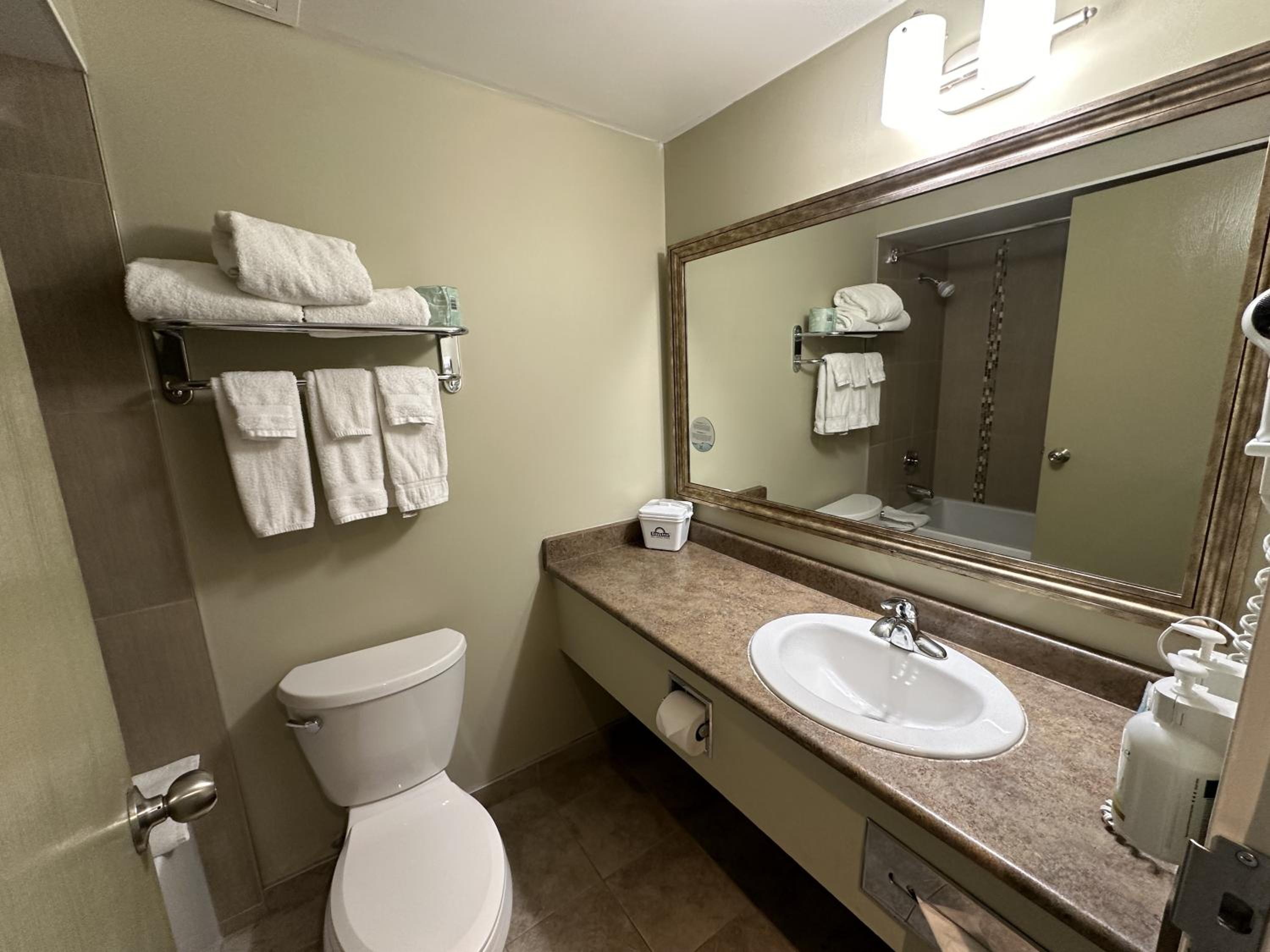 Queen Deluxe Room with Kitchenette - Non-Smoking - Photo 3