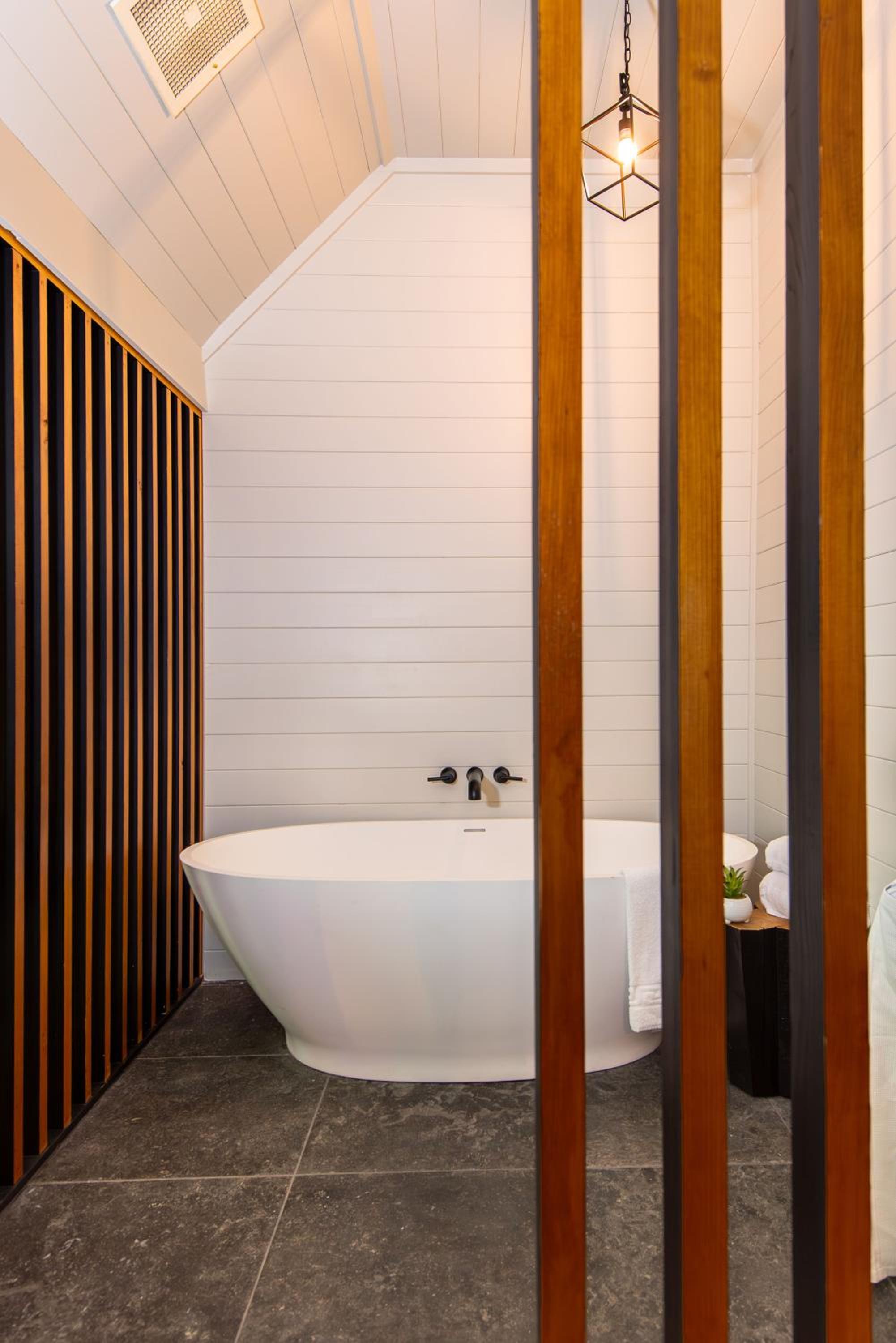 Majestic Glen with Fireplace and Soaking Tub - Photo 3
