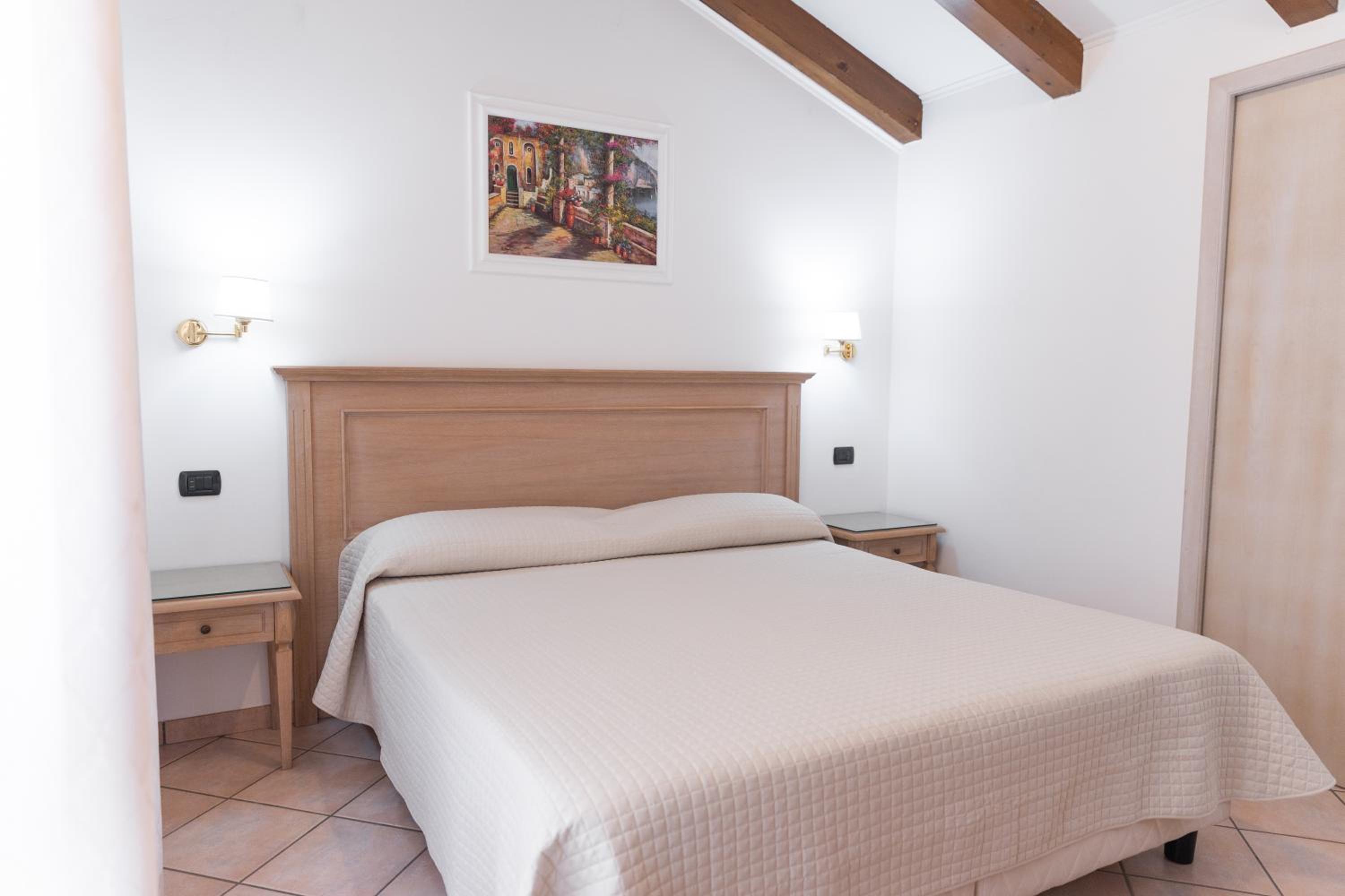 Double or Twin Room - Photo 4