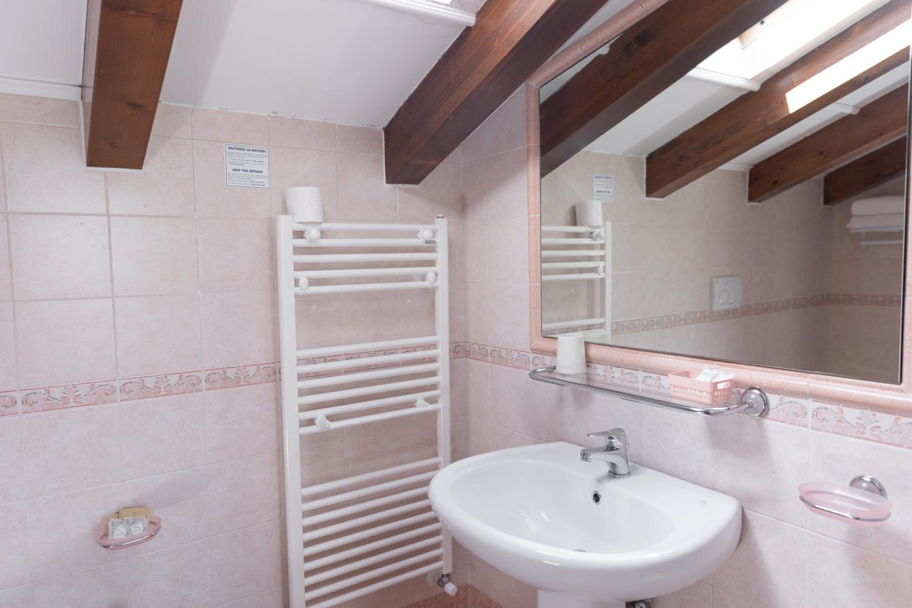 Double or Twin Room - Photo 7