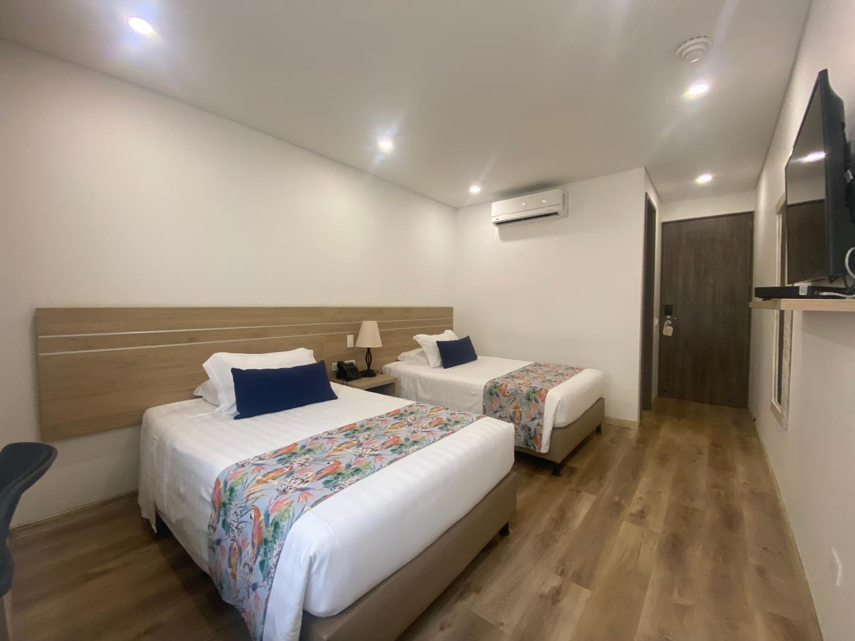 Twin Room - Photo 3