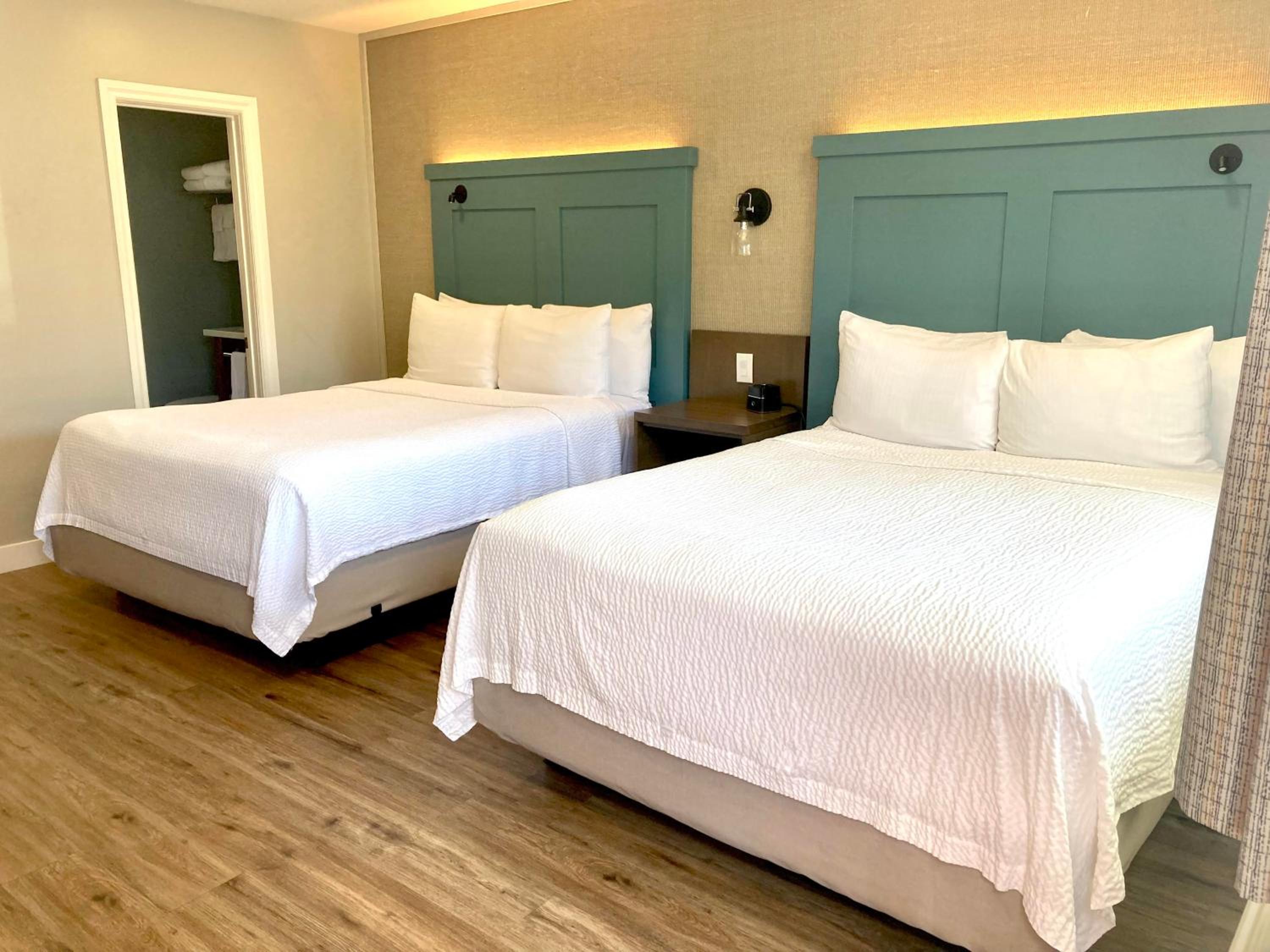 2-Queen Room. Pets OK