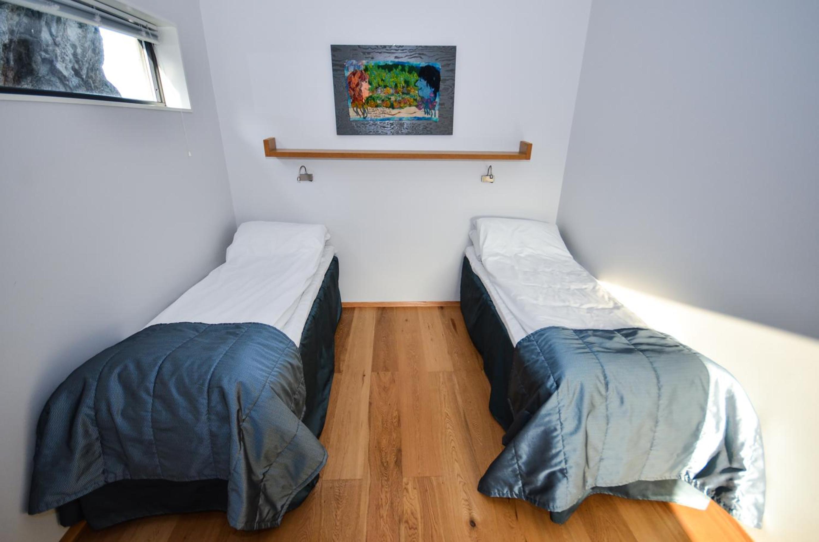 Mini room- Twin Beds (Limited/back yard view) photo 1