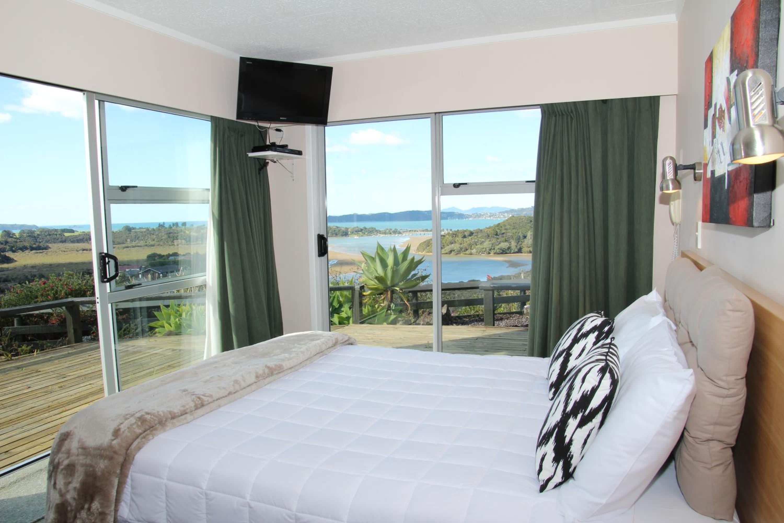 Queen Studio with Ocean Views - Photo 6