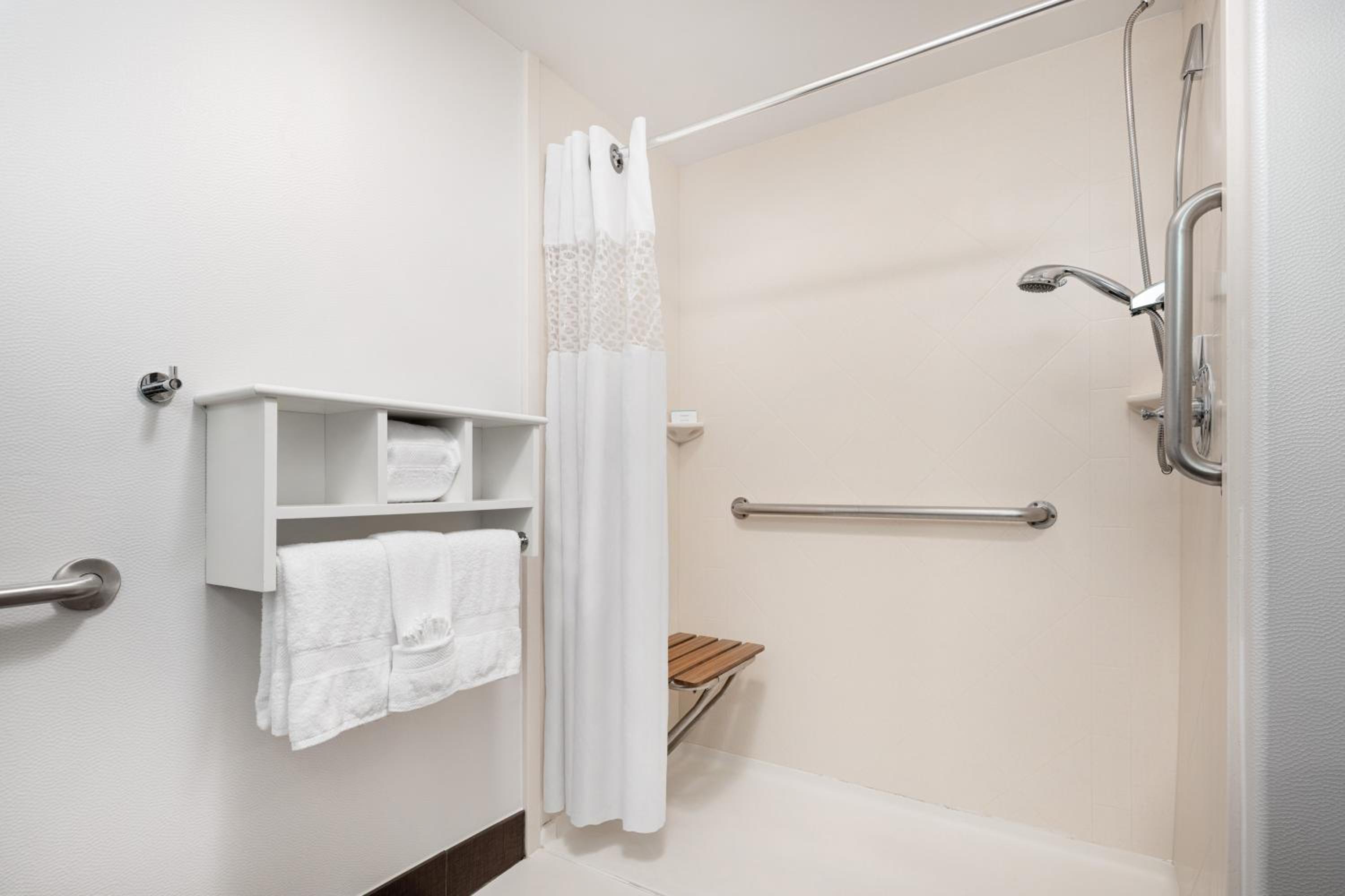 Queen Room with Mobility Access/Non-Smoking - Photo 3