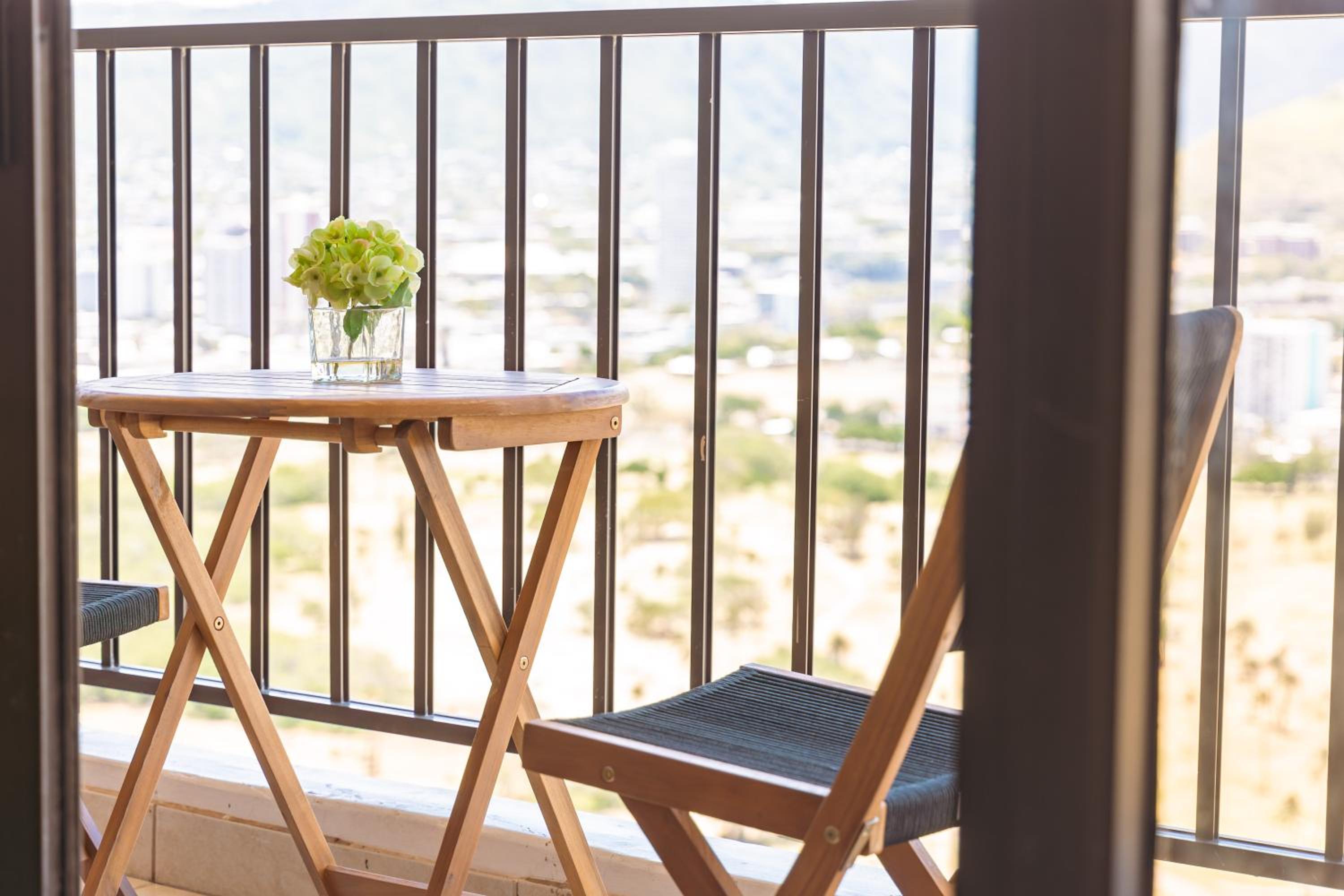 38FL Mountain View, Walk to Waikiki Beach, Parking: One-Bedroom Apartment with Balcony and Mountain View photo