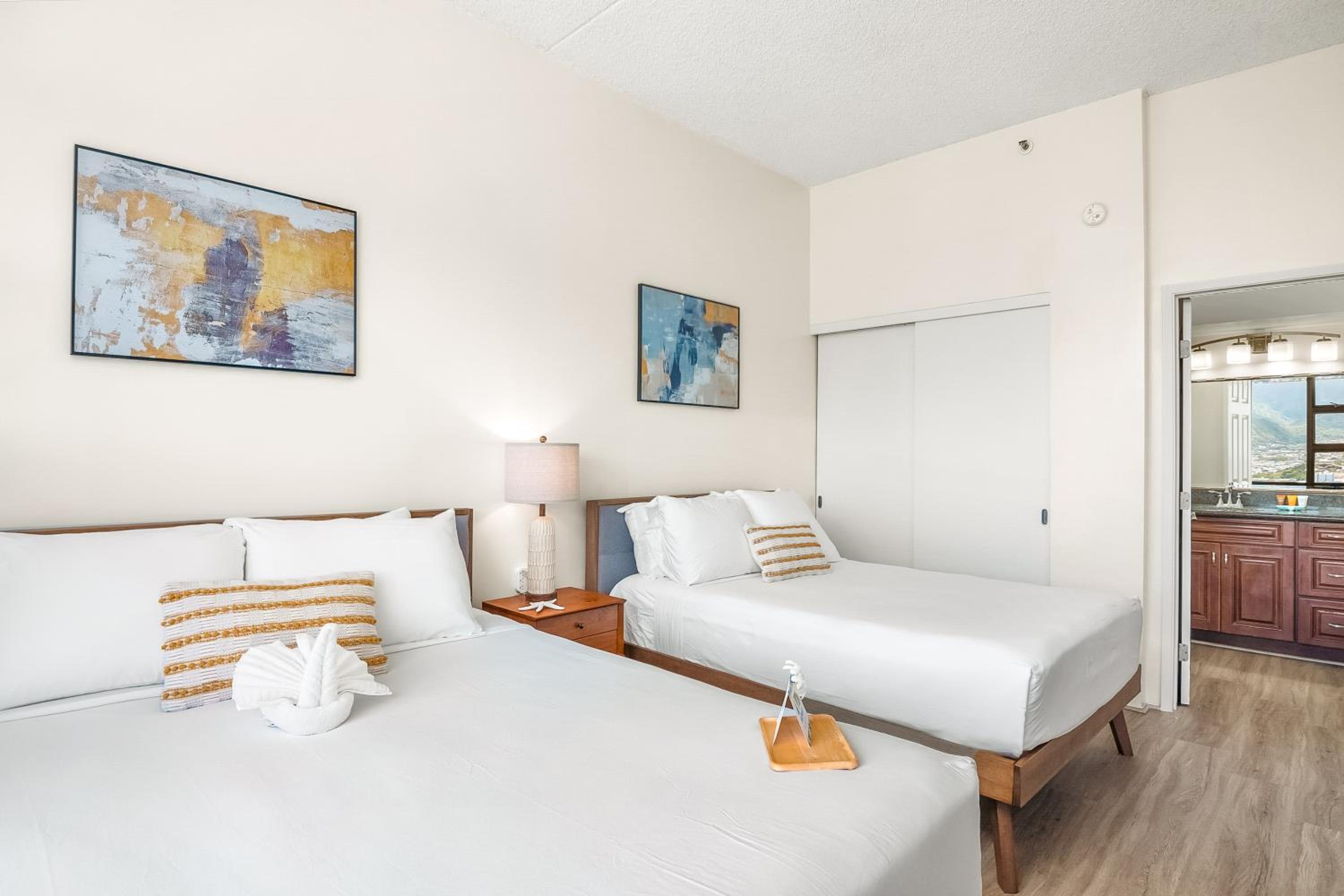 38FL Mountain View, Walk to Waikiki Beach, Parking: One-Bedroom Apartment with Balcony and Mountain View photo