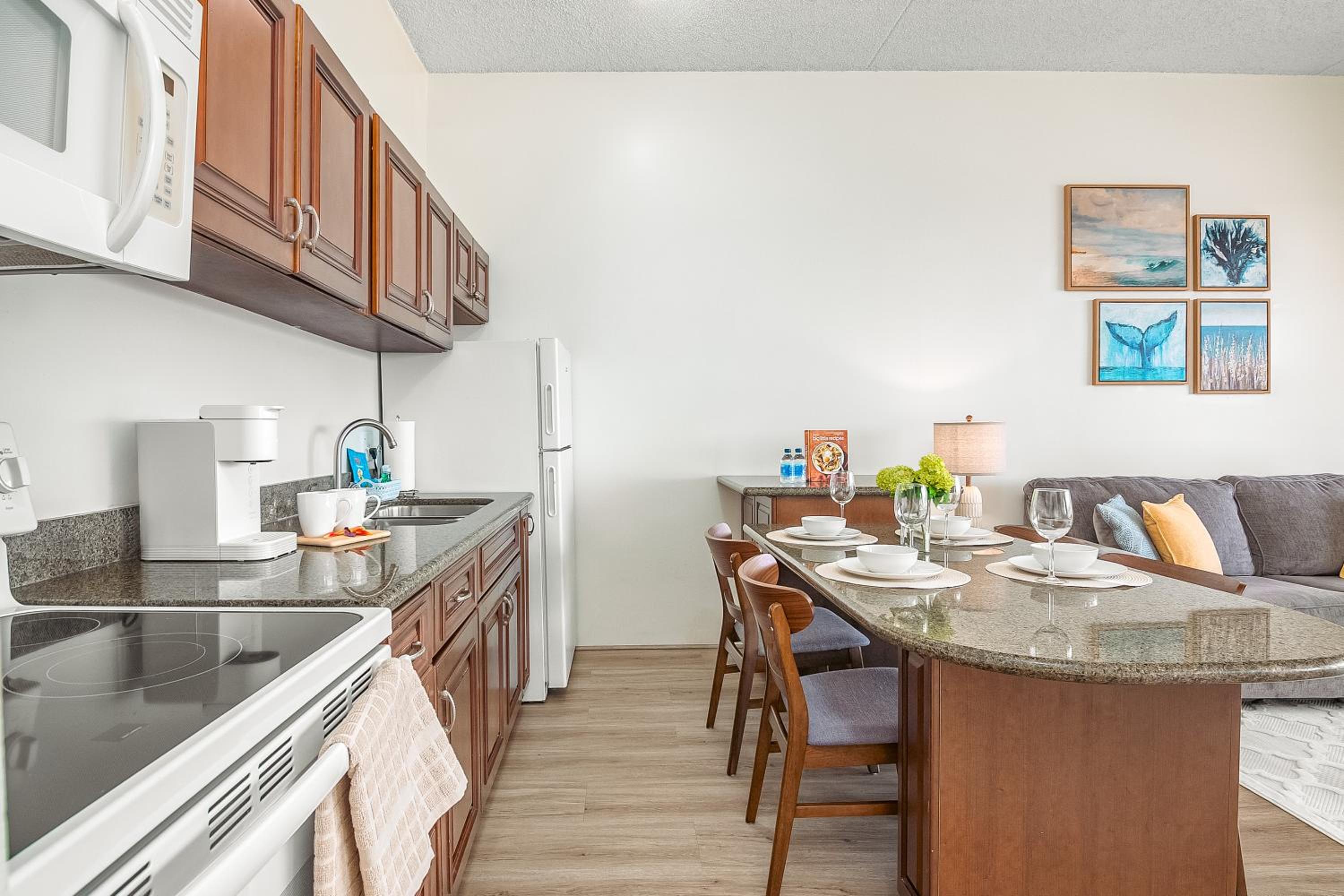 38FL Mountain View, Walk to Waikiki Beach, Parking: One-Bedroom Apartment with Balcony and Mountain View photo