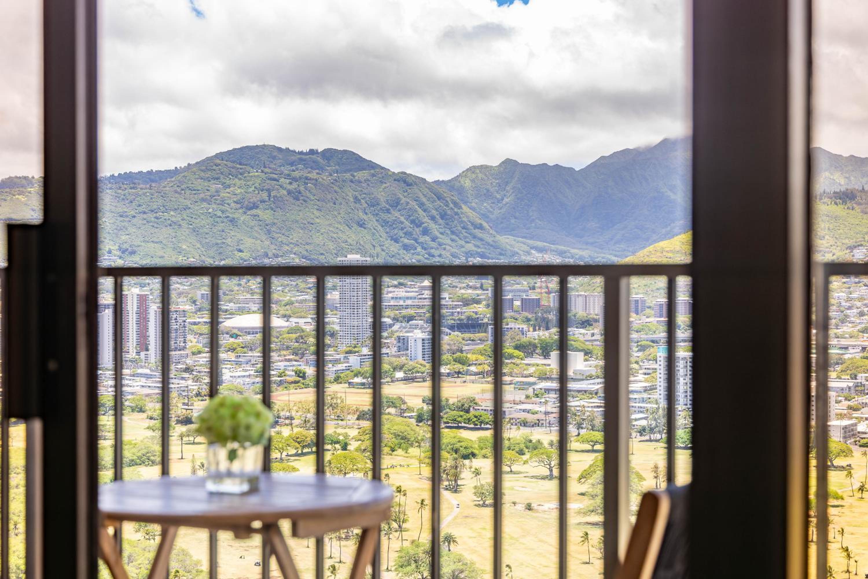 38FL Mountain View, Walk to Waikiki Beach, Parking: One-Bedroom Apartment with Balcony and Mountain View photo
