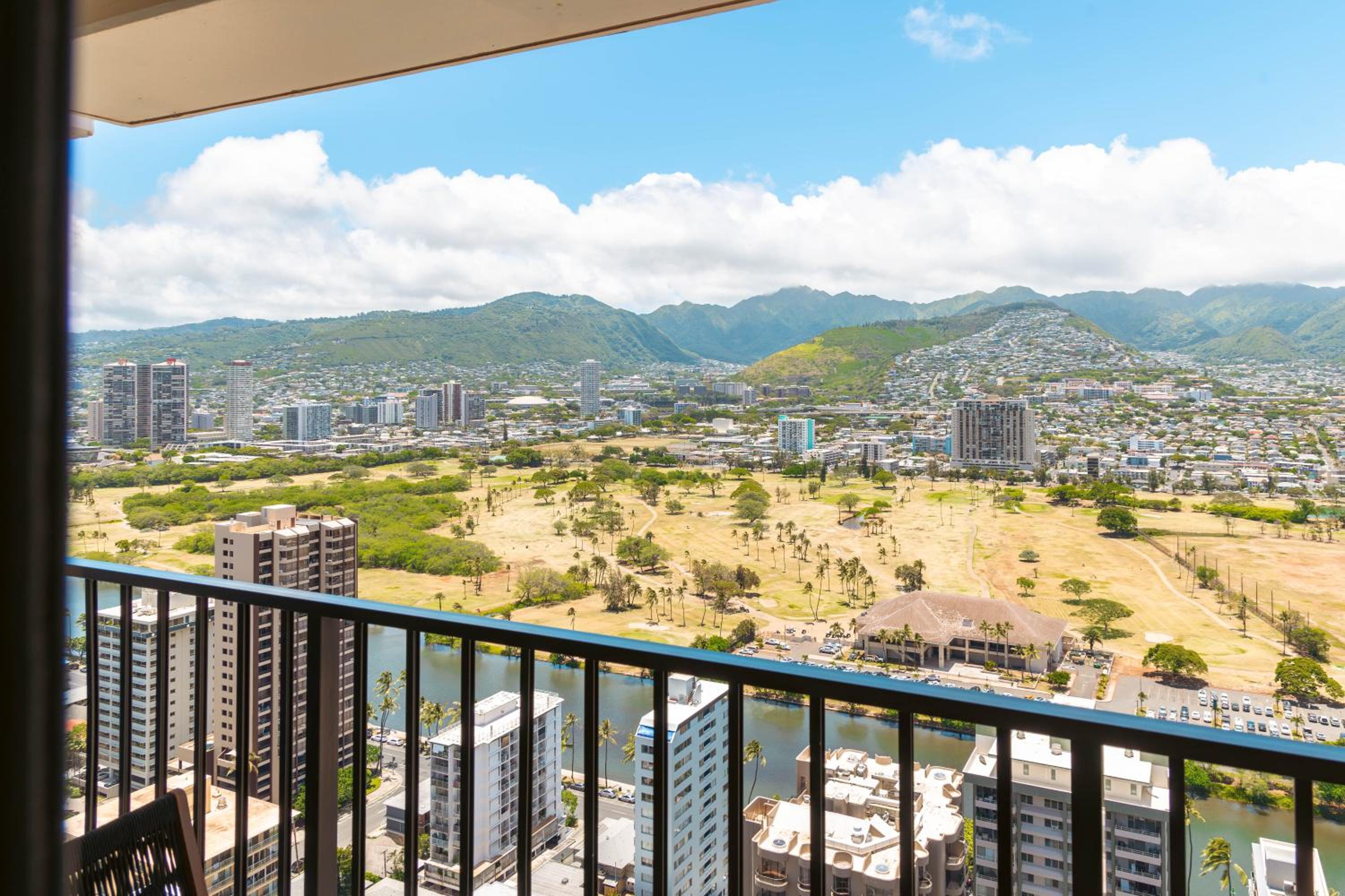 38FL Mountain View, Walk to Waikiki Beach, Parking: One-Bedroom Apartment with Balcony and Mountain View photo