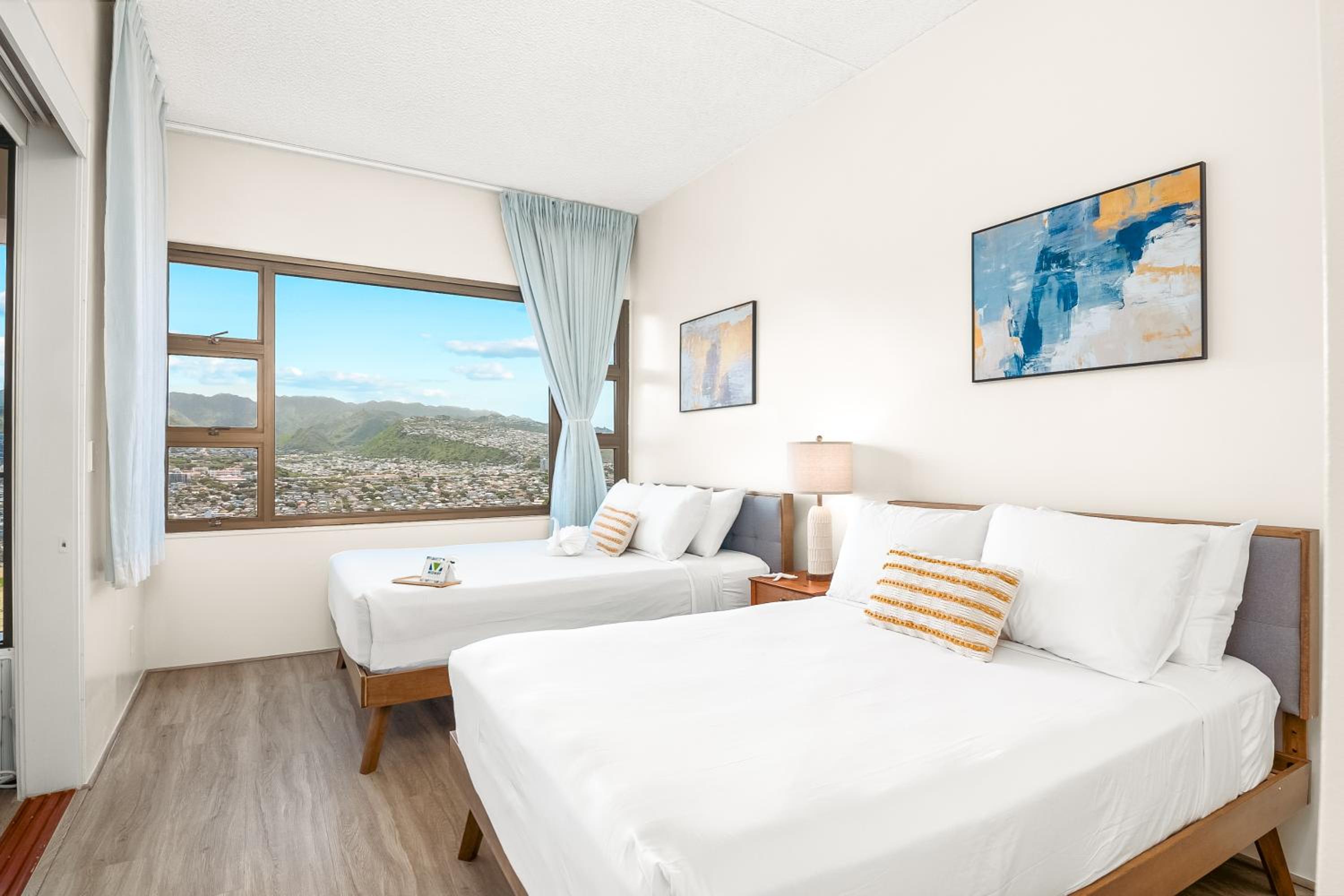 38FL Mountain View, Walk to Waikiki Beach, Parking: One-Bedroom Apartment with Balcony and Mountain View photo