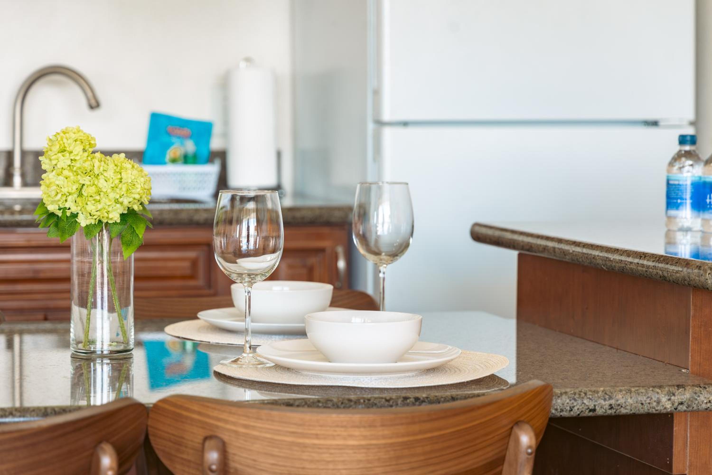 38FL Mountain View, Walk to Waikiki Beach, Parking: One-Bedroom Apartment with Balcony and Mountain View photo