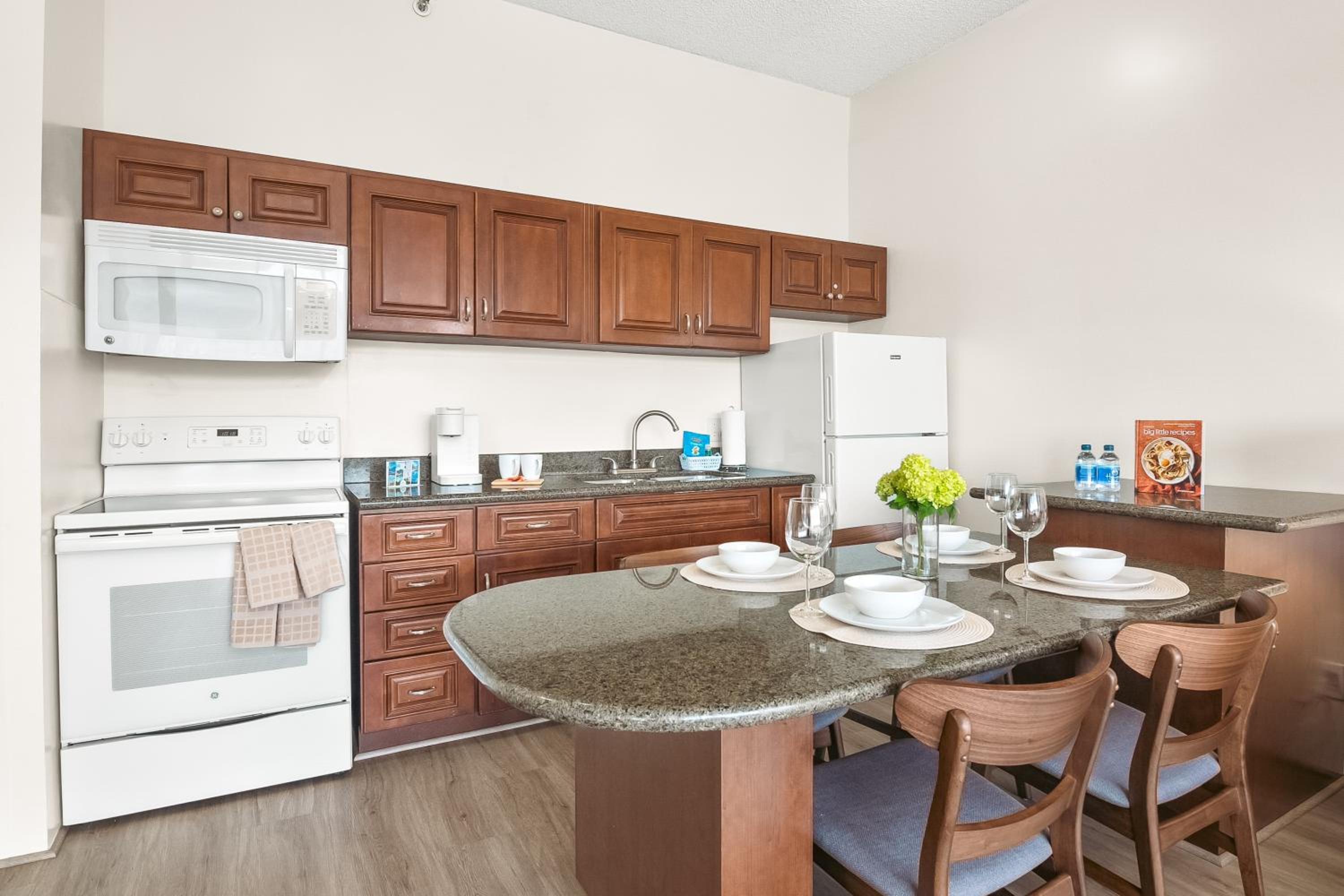 38FL Mountain View, Walk to Waikiki Beach, Parking: One-Bedroom Apartment with Balcony and Mountain View photo