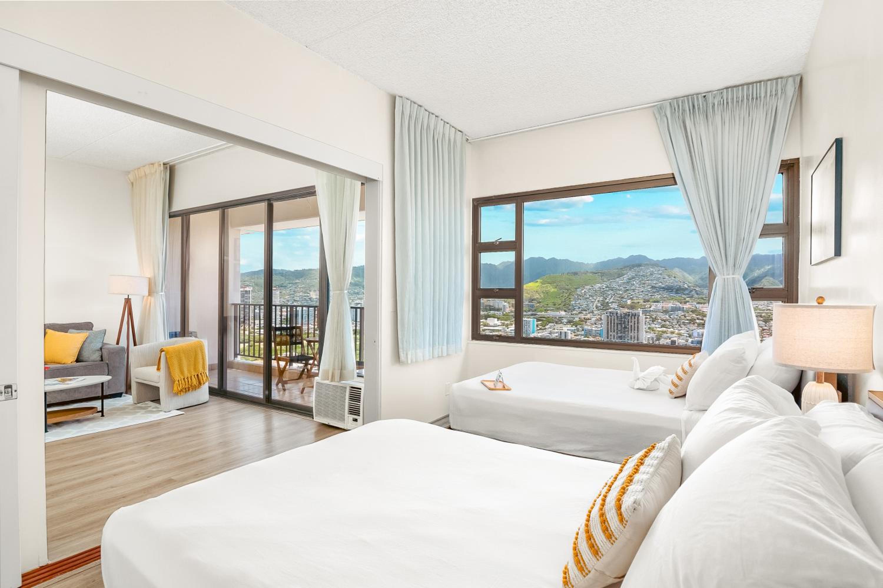 38FL Mountain View, Walk to Waikiki Beach, Parking: One-Bedroom Apartment with Balcony and Mountain View photo