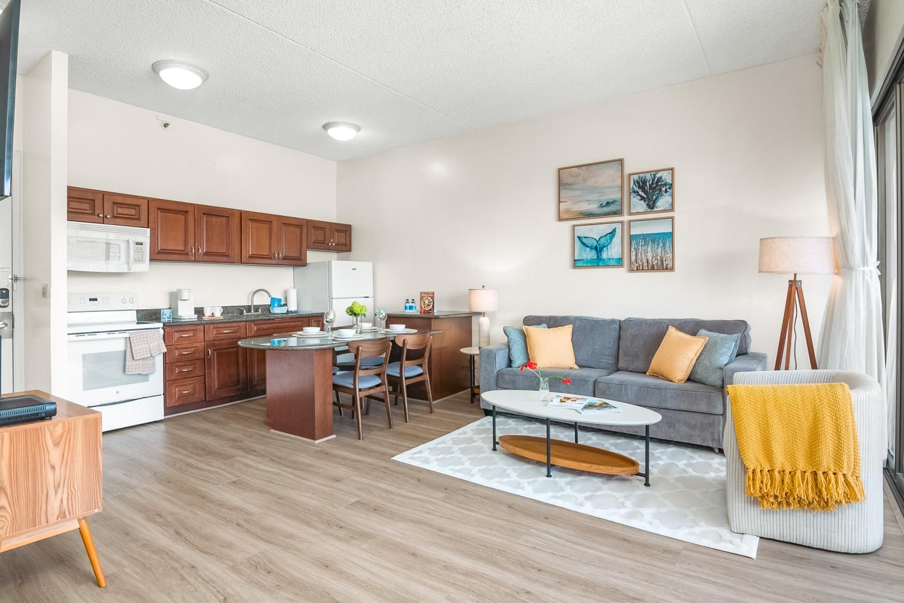 38FL Mountain View, Walk to Waikiki Beach, Parking: One-Bedroom Apartment with Balcony and Mountain View photo