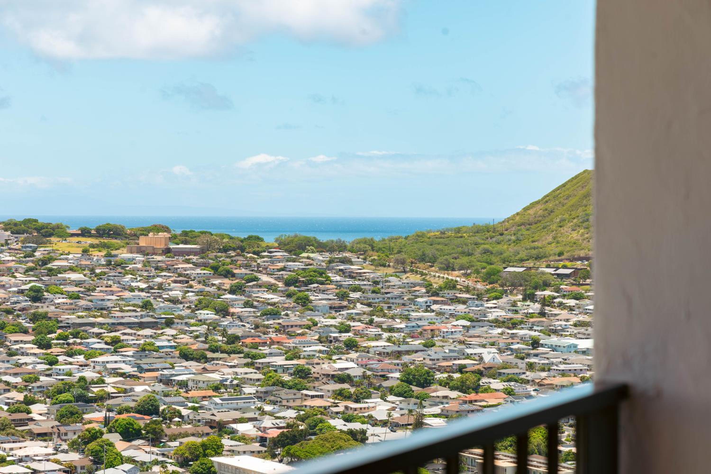 38FL Mountain View, Walk to Waikiki Beach, Parking: One-Bedroom Apartment with Balcony and Mountain View photo