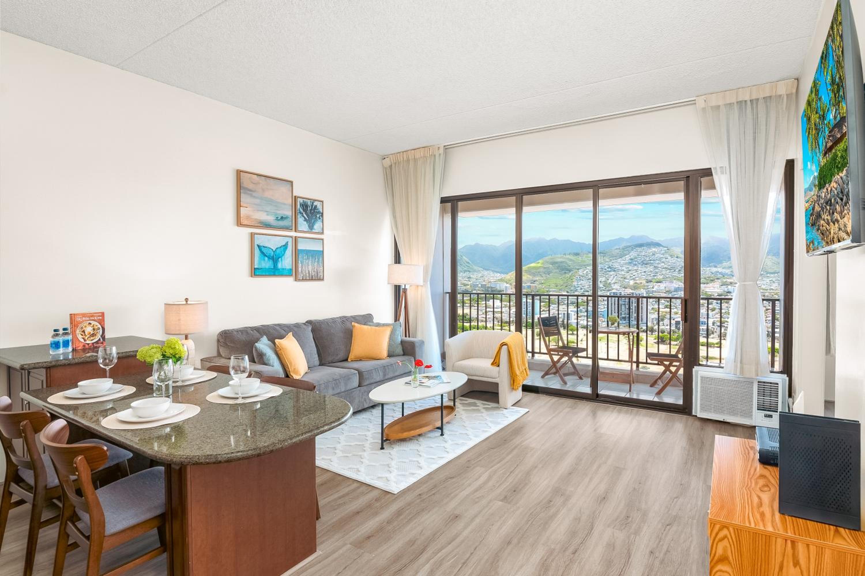 38FL Mountain View, Walk to Waikiki Beach, Parking: One-Bedroom Apartment with Balcony and Mountain View photo