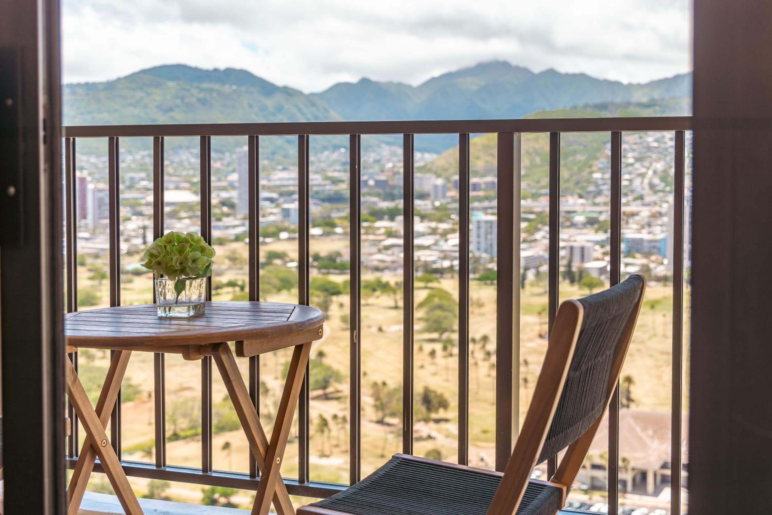38FL Mountain View, Walk to Waikiki Beach, Parking: One-Bedroom Apartment with Balcony and Mountain View photo