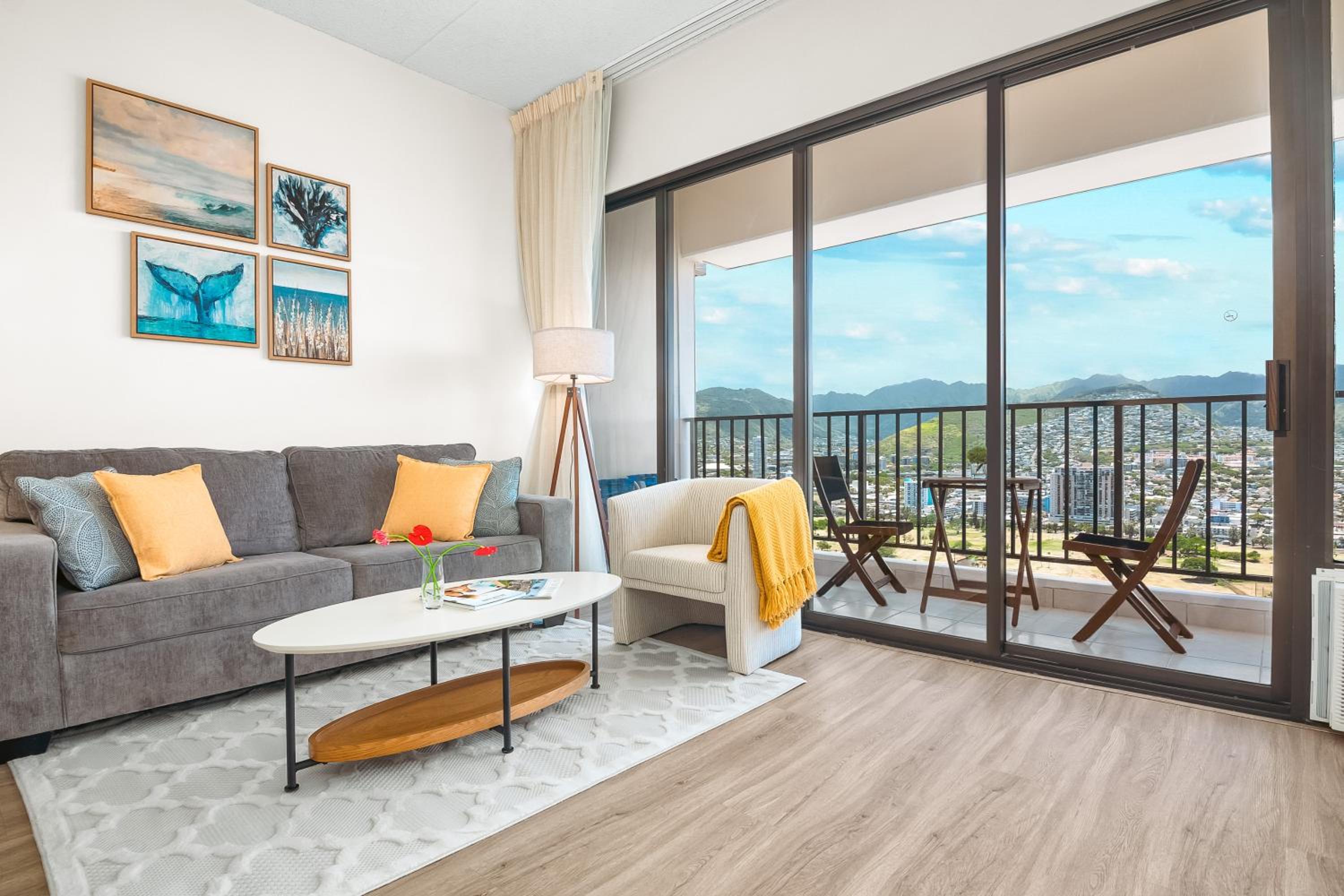 38FL Mountain View, Walk to Waikiki Beach, Parking: One-Bedroom Apartment with Balcony and Mountain View photo