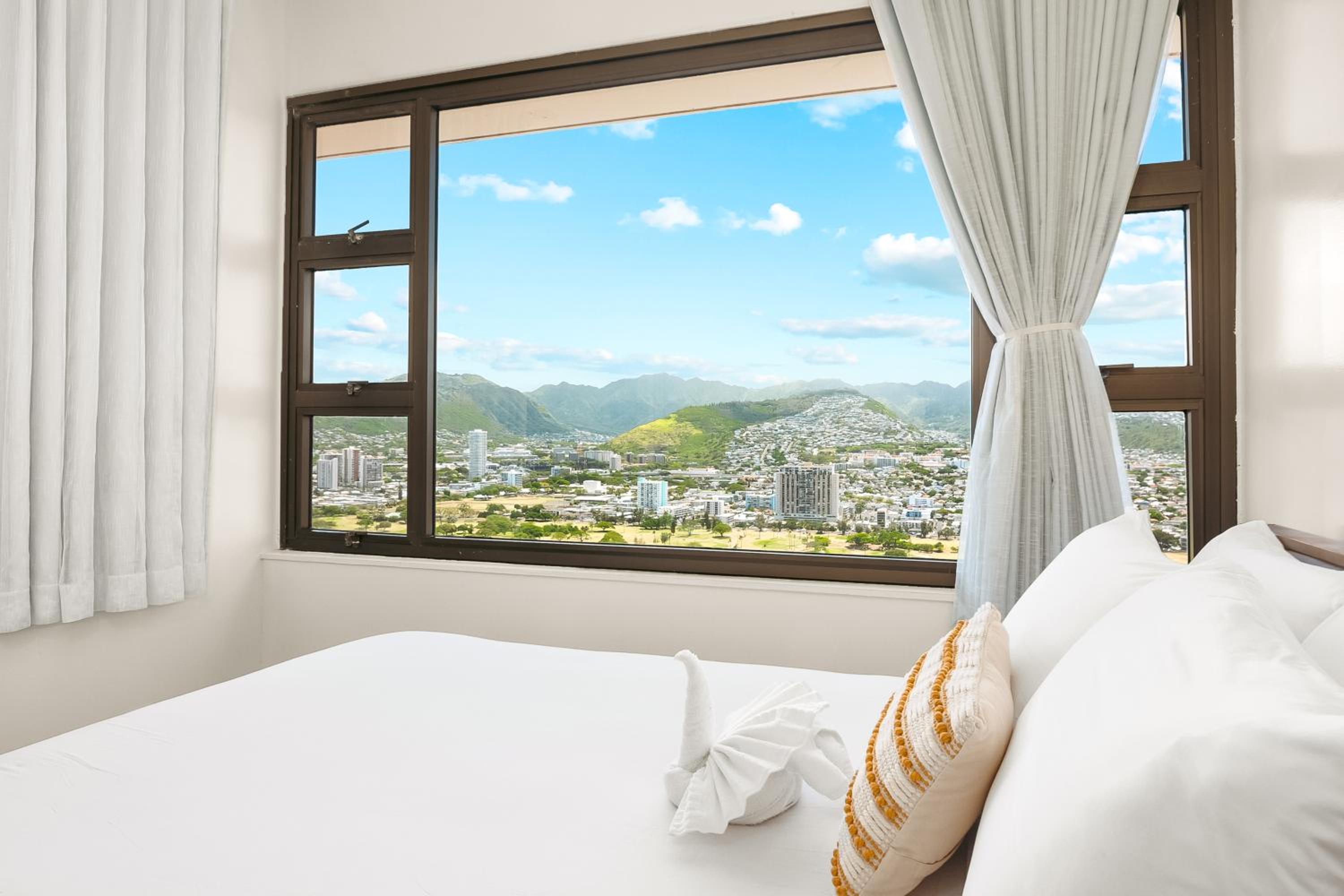 38FL Mountain View, Walk to Waikiki Beach, Parking: One-Bedroom Apartment with Balcony and Mountain View photo
