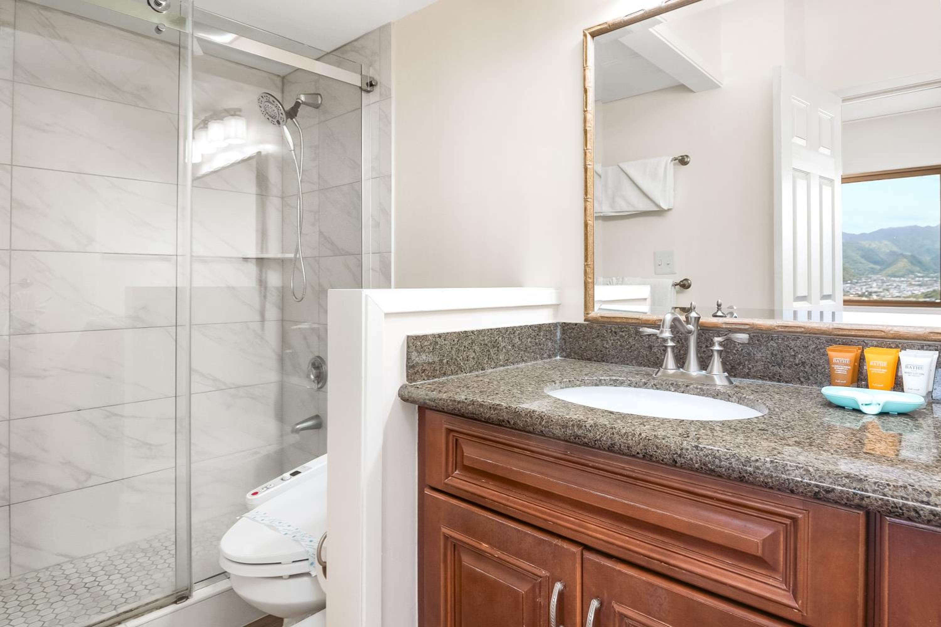 38FL Mountain View, Walk to Waikiki Beach, Parking: One-Bedroom Apartment with Balcony and Mountain View photo
