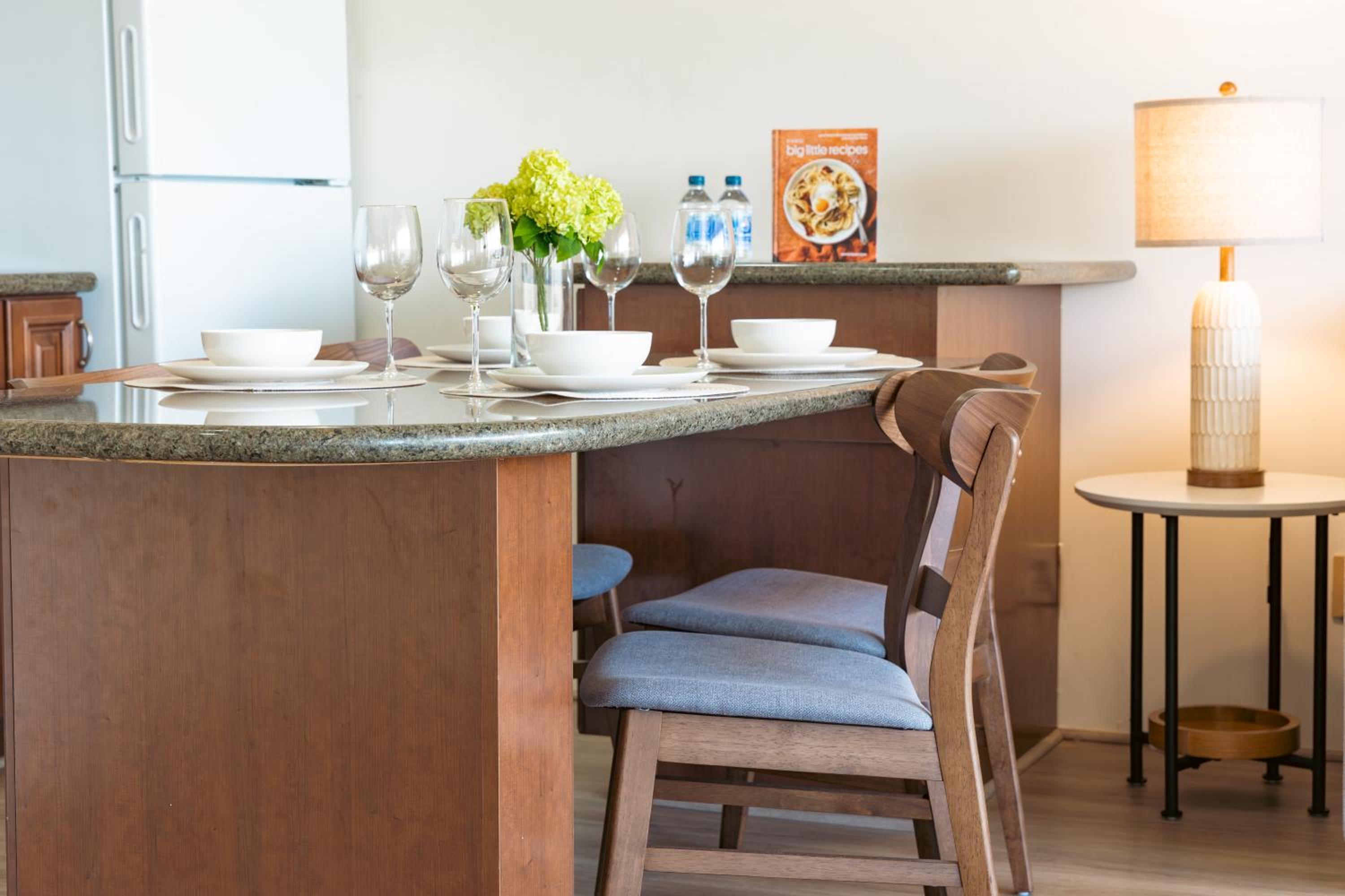 38FL Mountain View, Walk to Waikiki Beach, Parking: One-Bedroom Apartment with Balcony and Mountain View photo