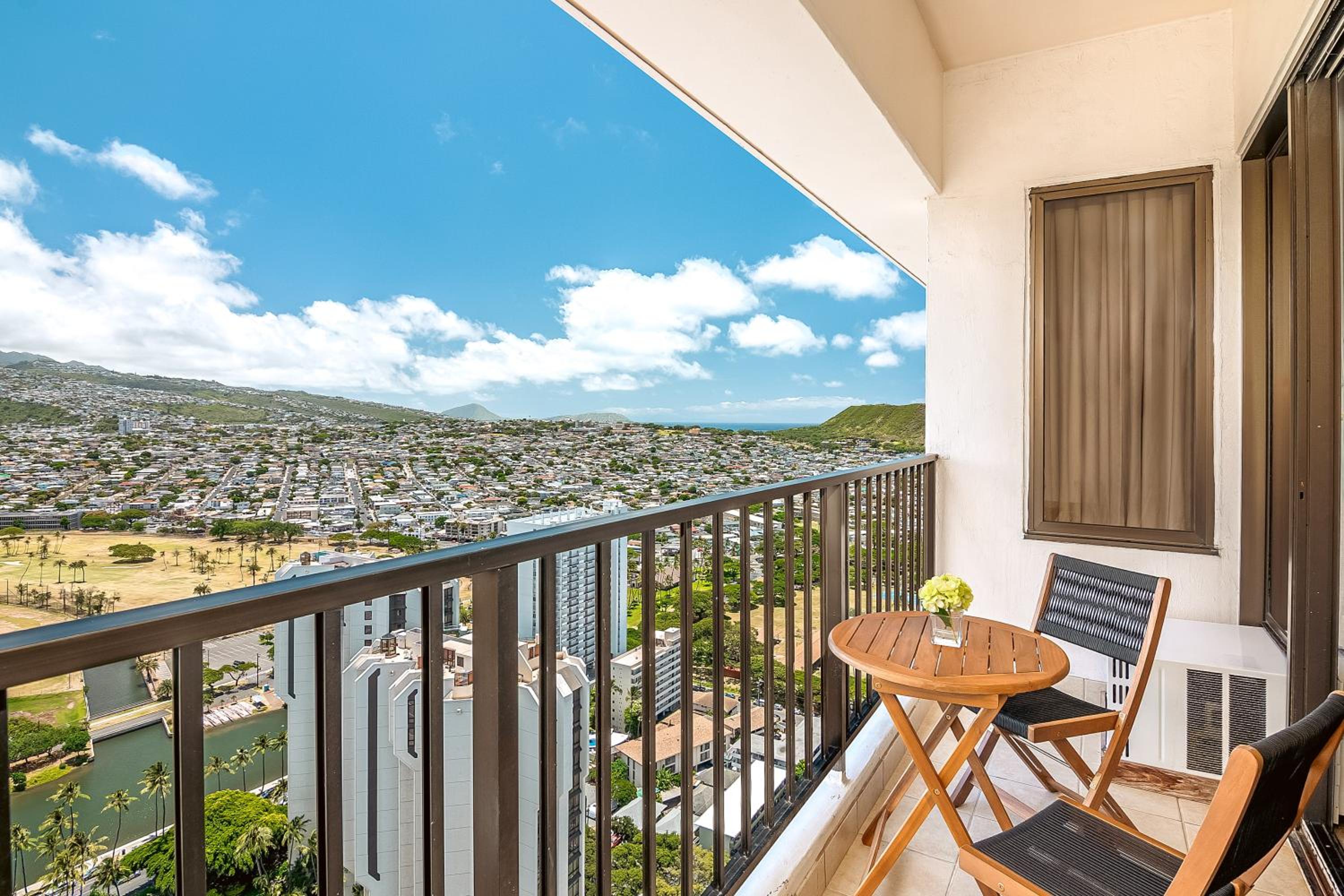 38FL Mountain View, Walk to Waikiki Beach, Parking: One-Bedroom Apartment with Balcony and Mountain View photo