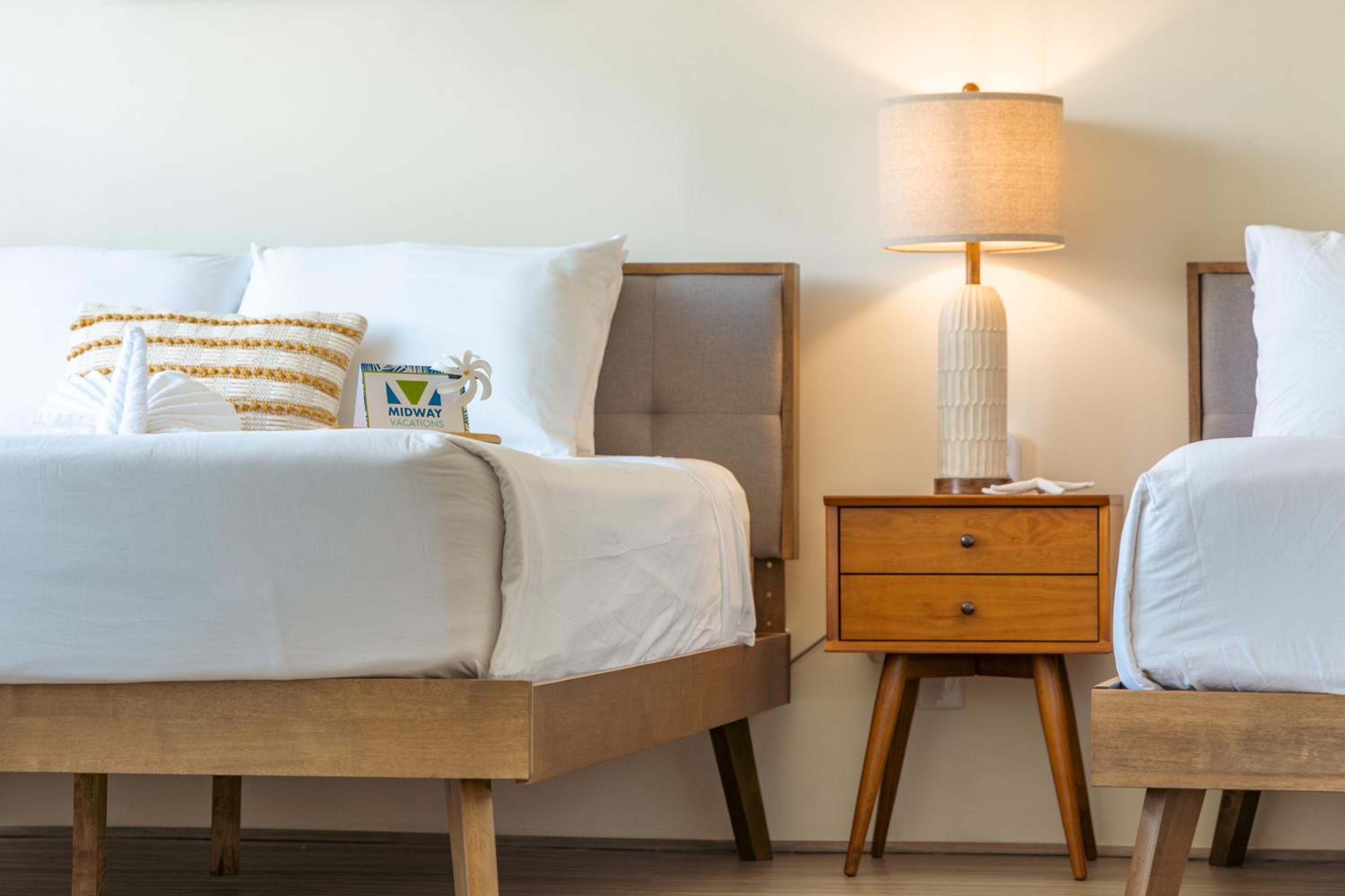 38FL Mountain View, Walk to Waikiki Beach, Parking: One-Bedroom Apartment with Balcony and Mountain View photo