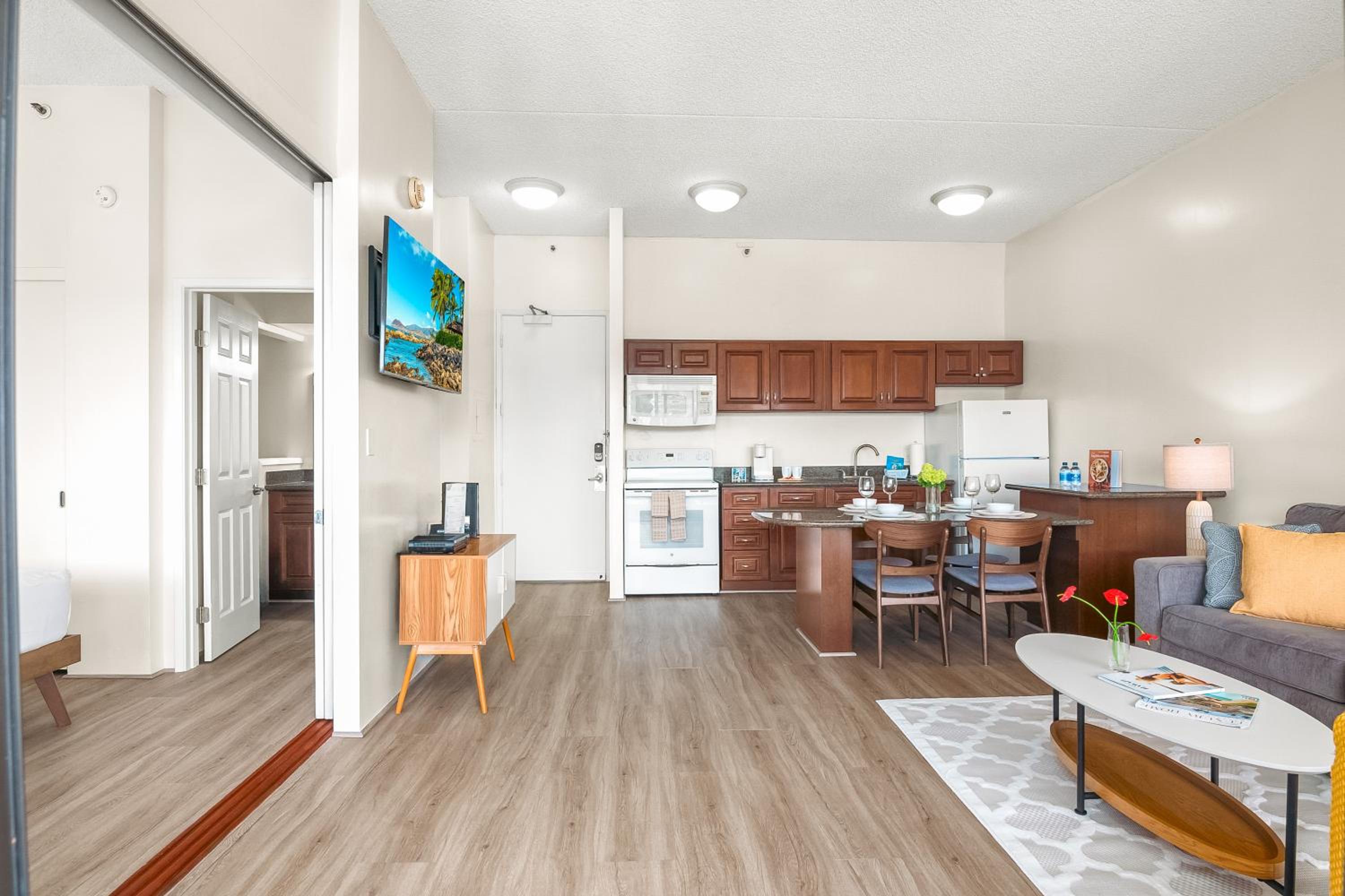 38FL Mountain View, Walk to Waikiki Beach, Parking: One-Bedroom Apartment with Balcony and Mountain View photo