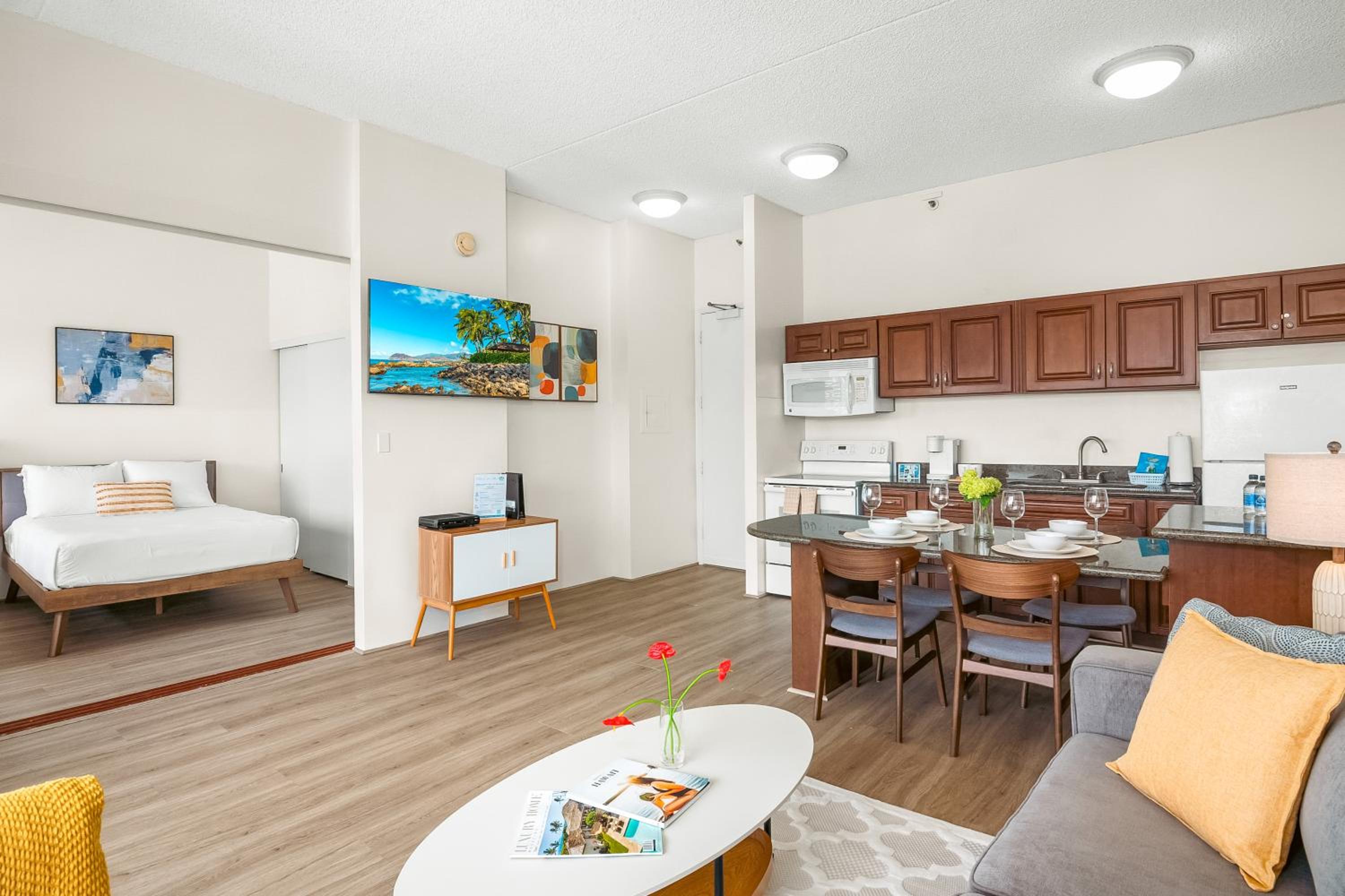 38FL Mountain View, Walk to Waikiki Beach, Parking: One-Bedroom Apartment with Balcony and Mountain View photo