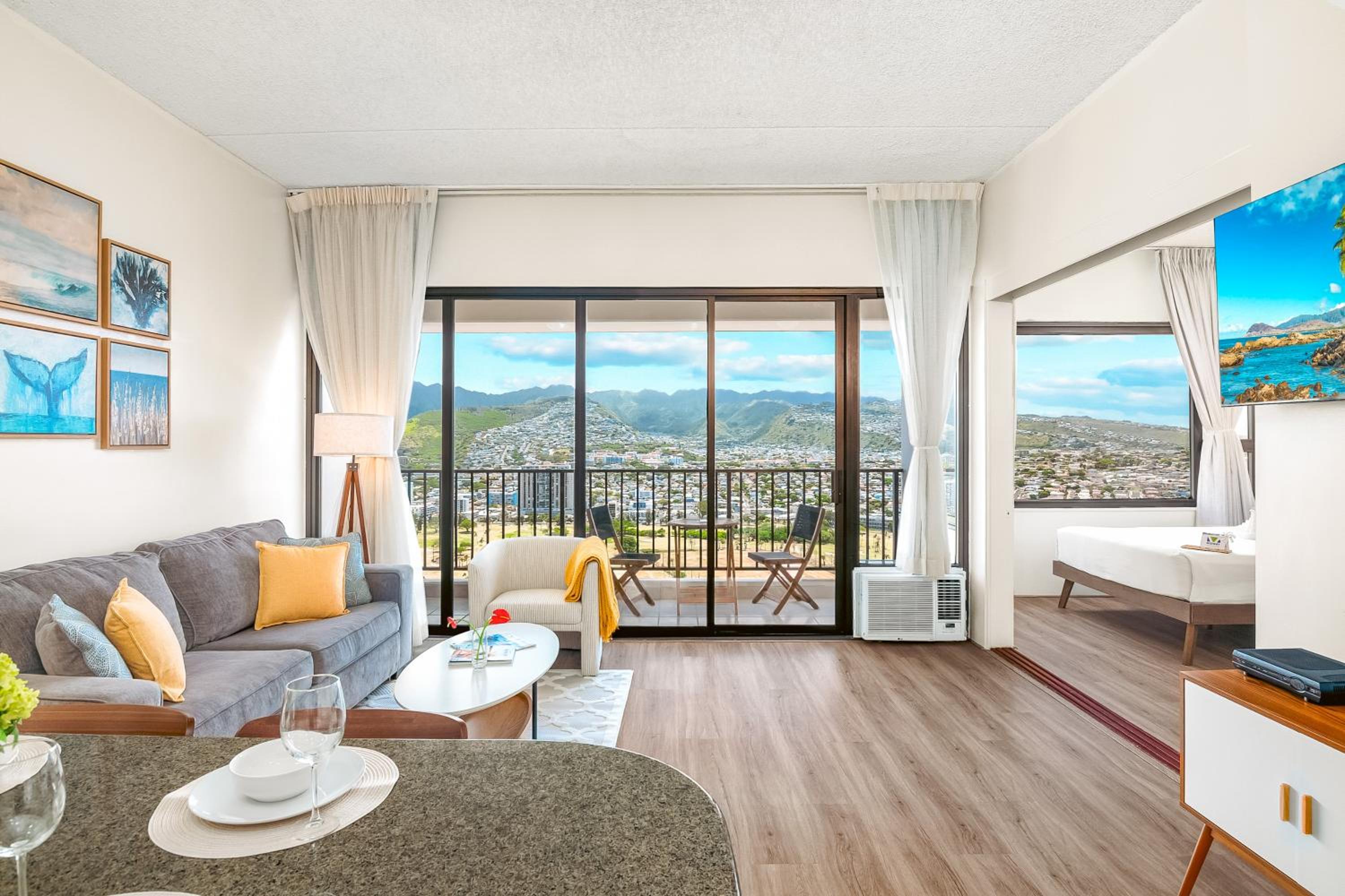 38FL Mountain View, Walk to Waikiki Beach, Parking: One-Bedroom Apartment with Balcony and Mountain View photo