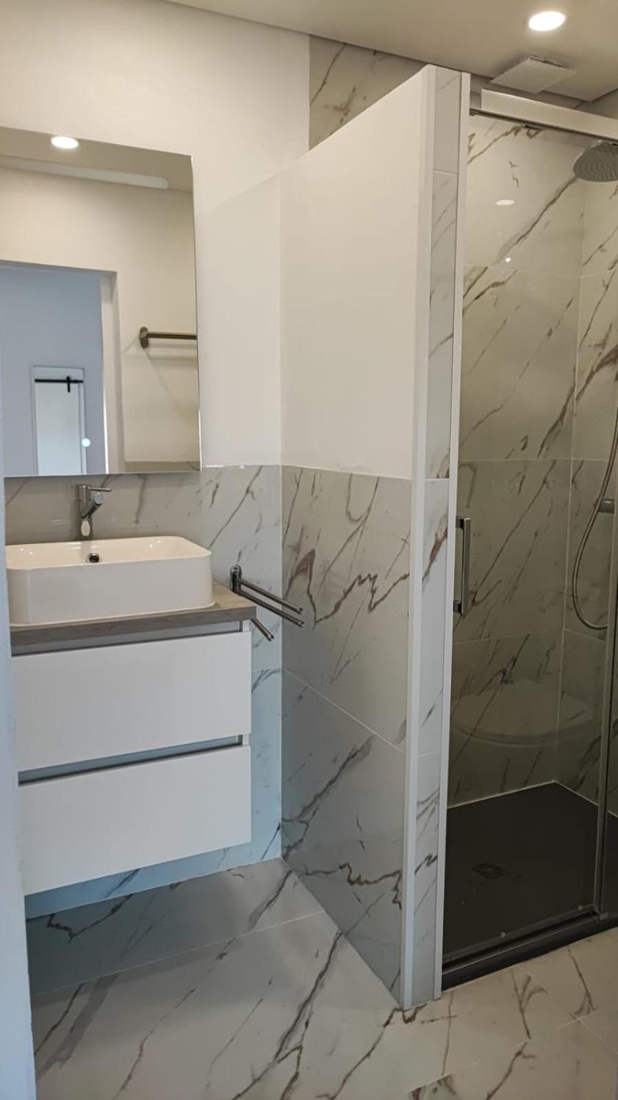 Double Room with Private Bathroom - Photo 11