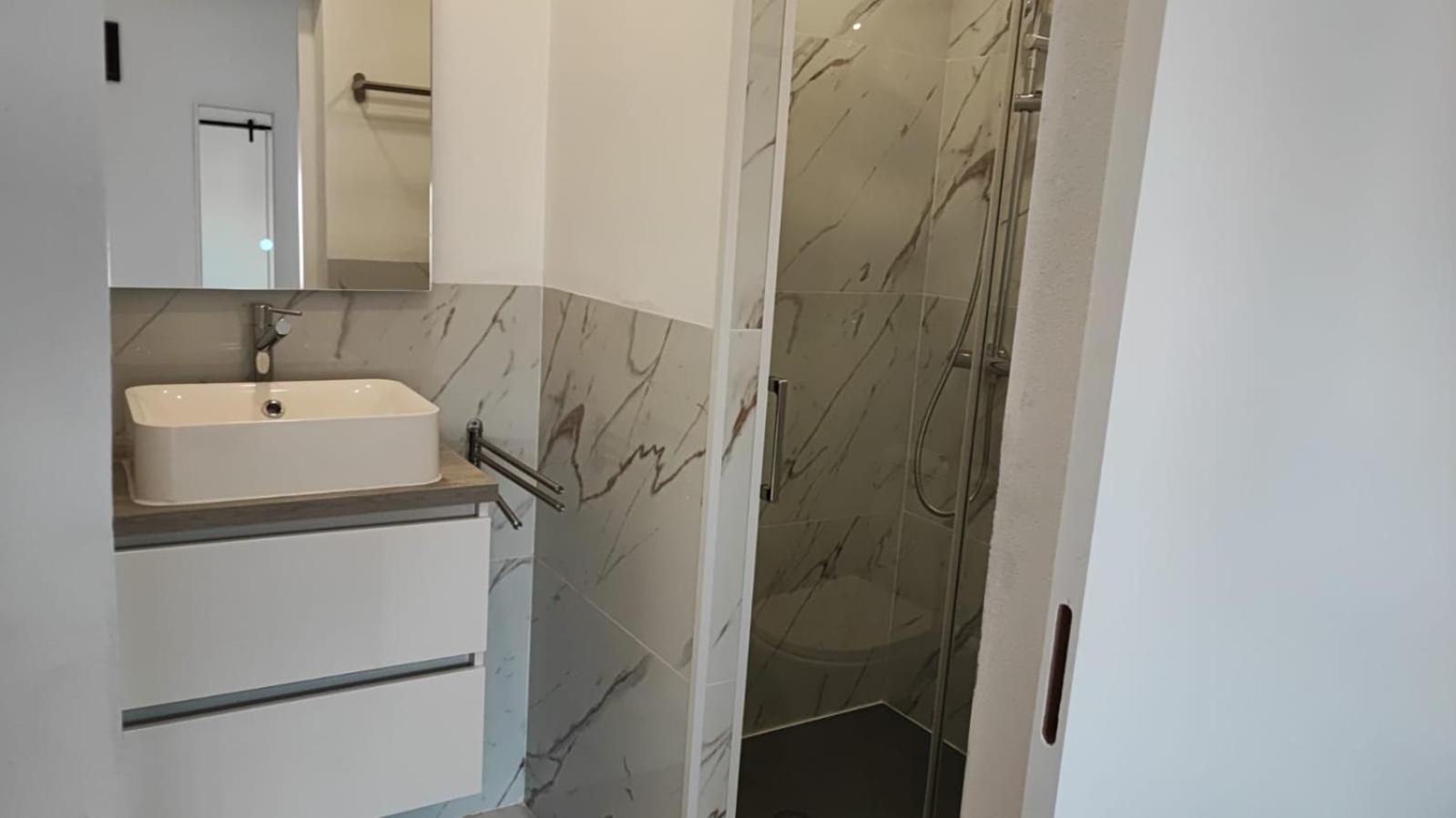 Double Room with Private Bathroom - Photo 13