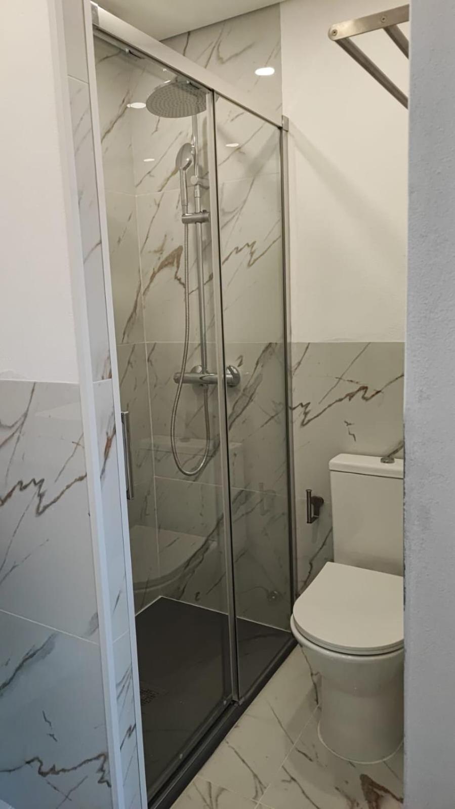 Double Room with Private Bathroom - Photo 3