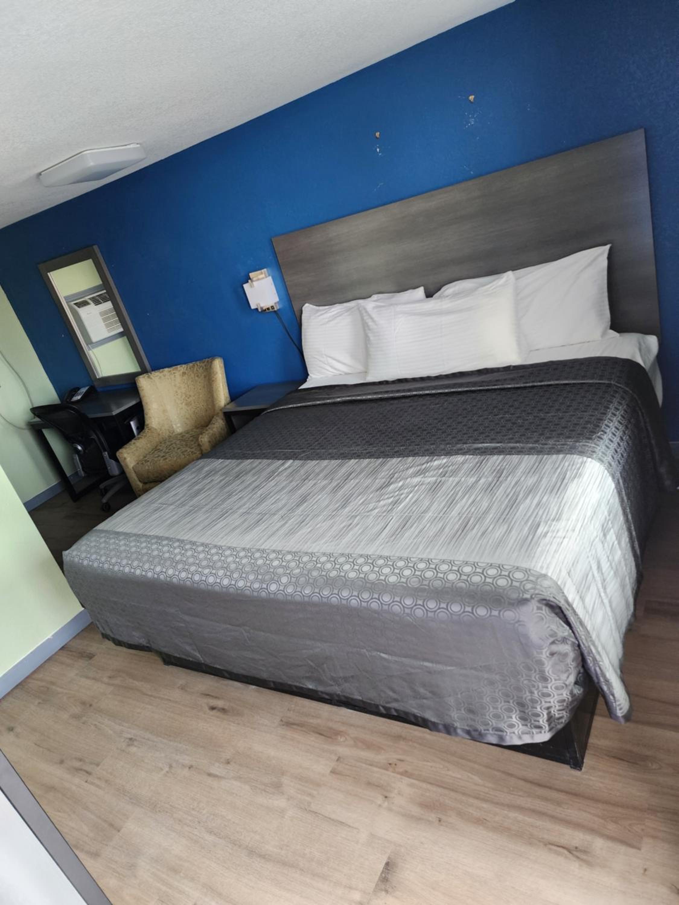 King Room - Non-Smoking - Photo 1
