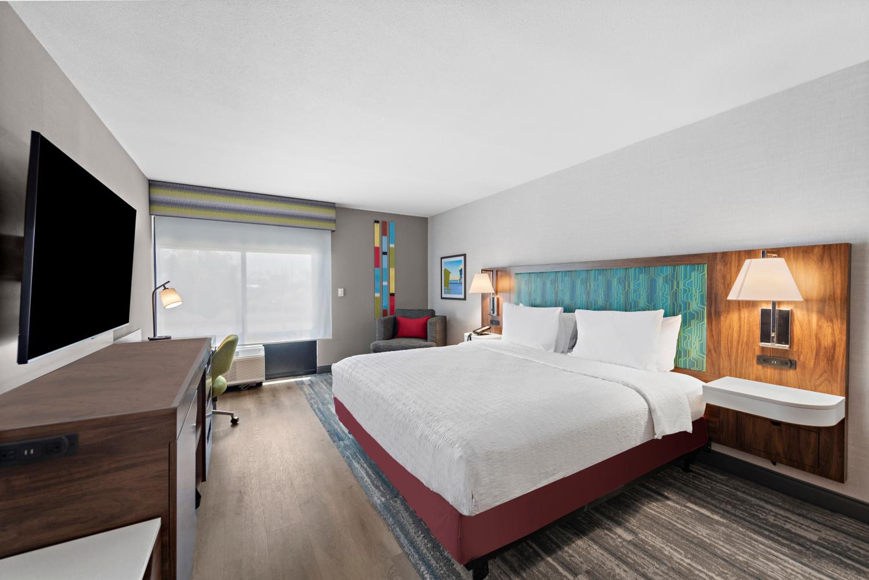 King Room with Bath Tub - Mobility Accessible