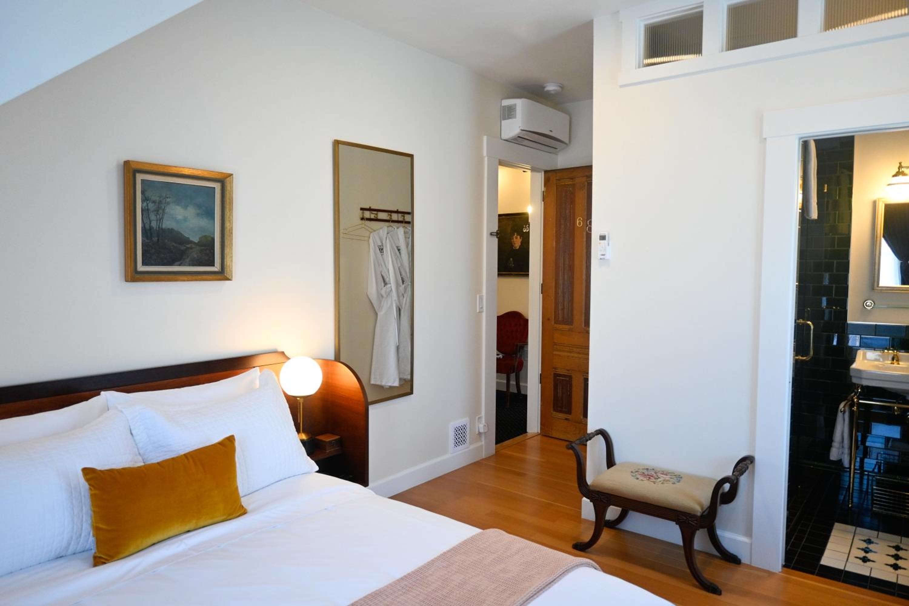Deluxe Queen Room photo 2