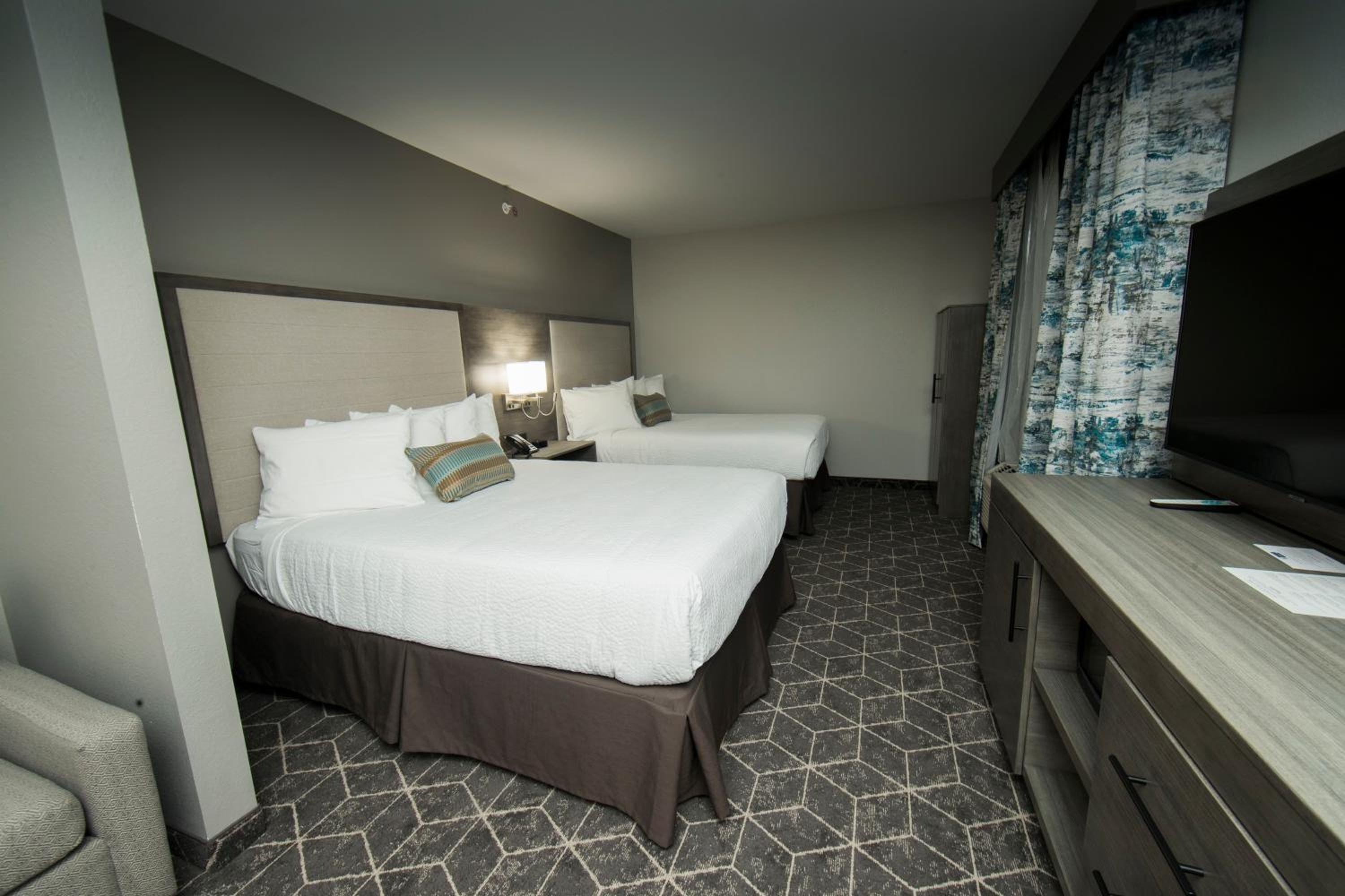 Queen Room with Two Queen Beds and Mobility Accessible Tub - Photo 3