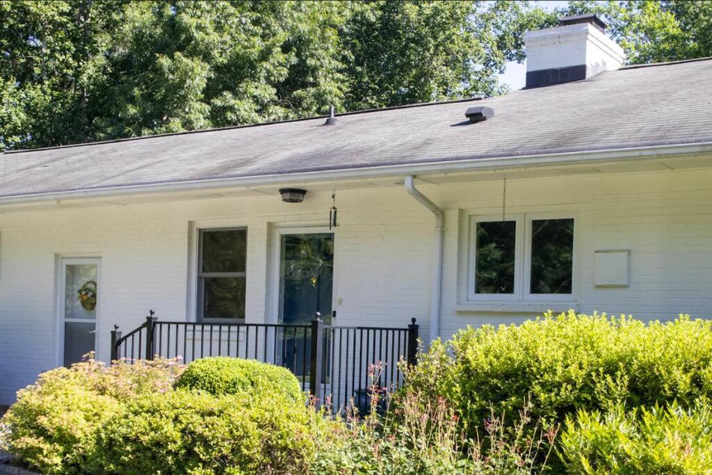 Five-Bedroom House photo 3
