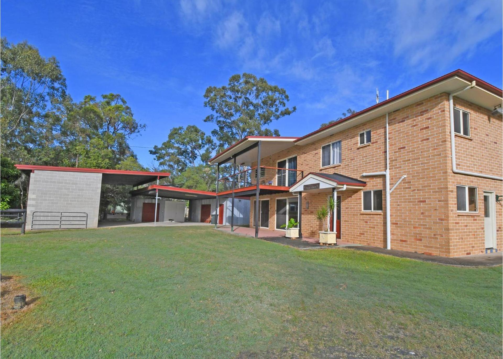 Five-Bedroom House photo 2