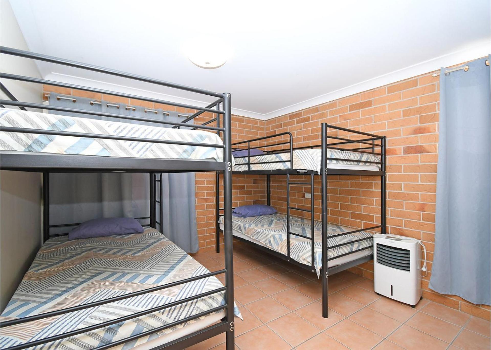 Five-Bedroom House photo 1