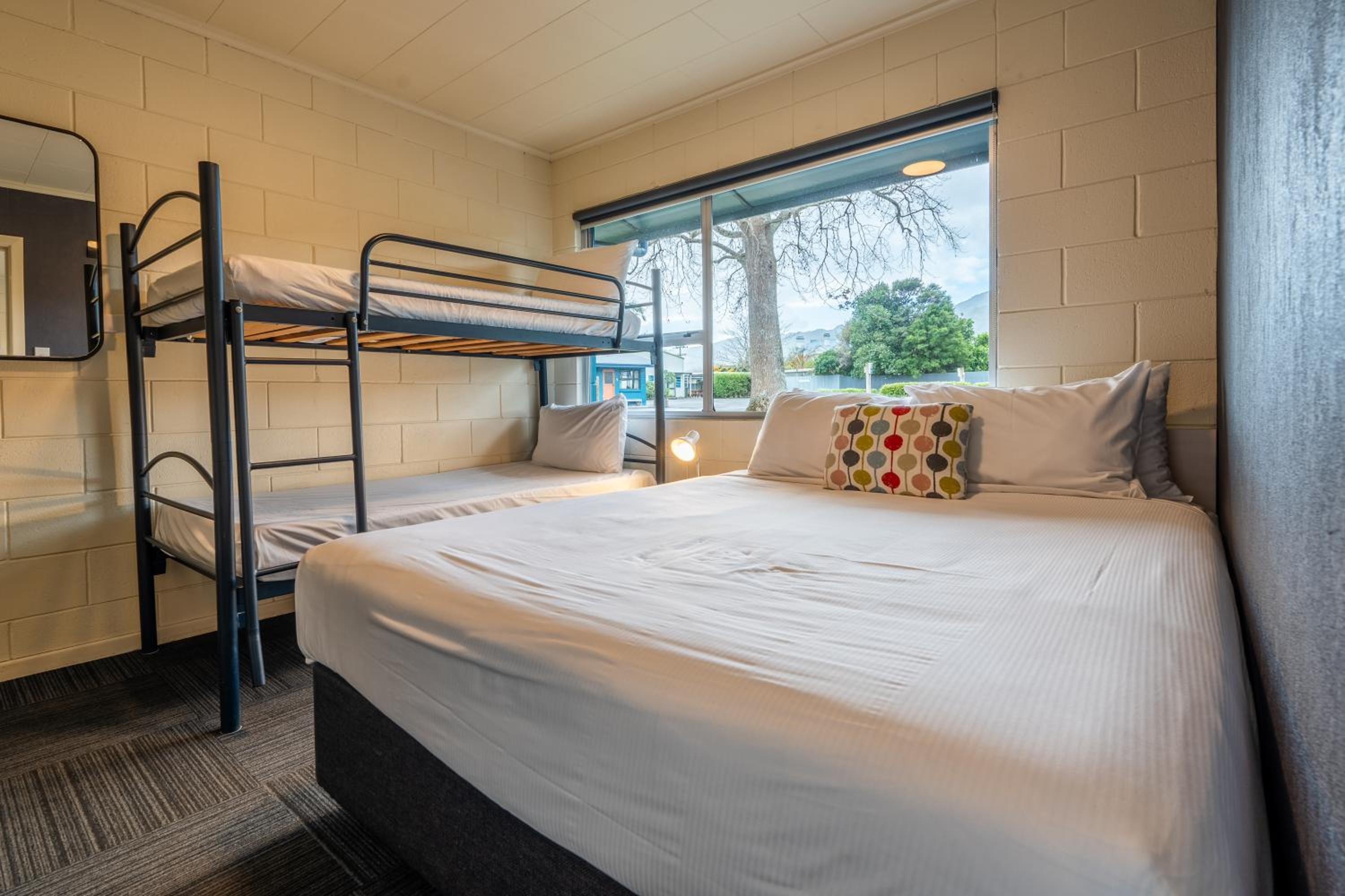 Deluxe Family Suite - Photo 2