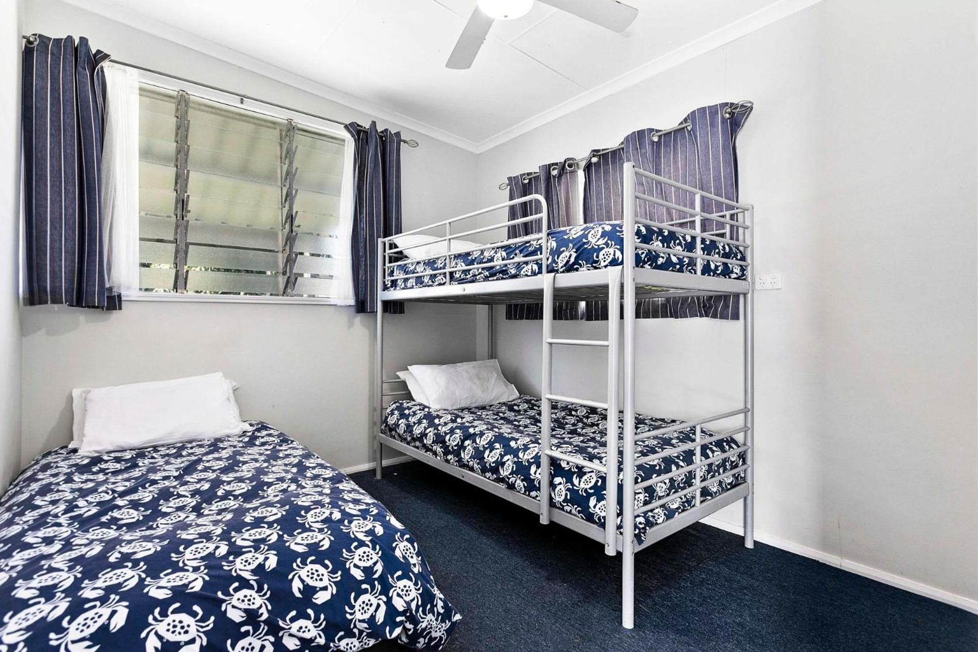 Six-Bedroom House photo 3