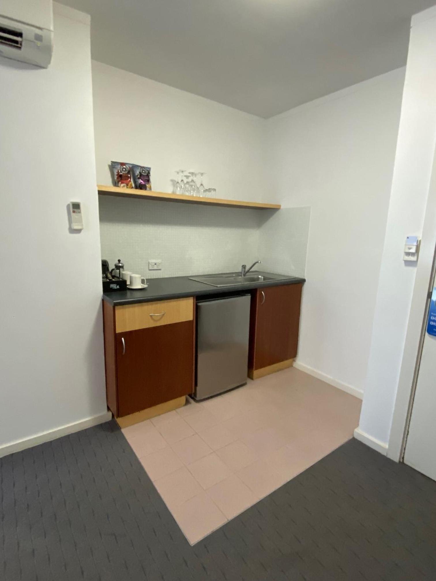 Budget Double Room photo 3