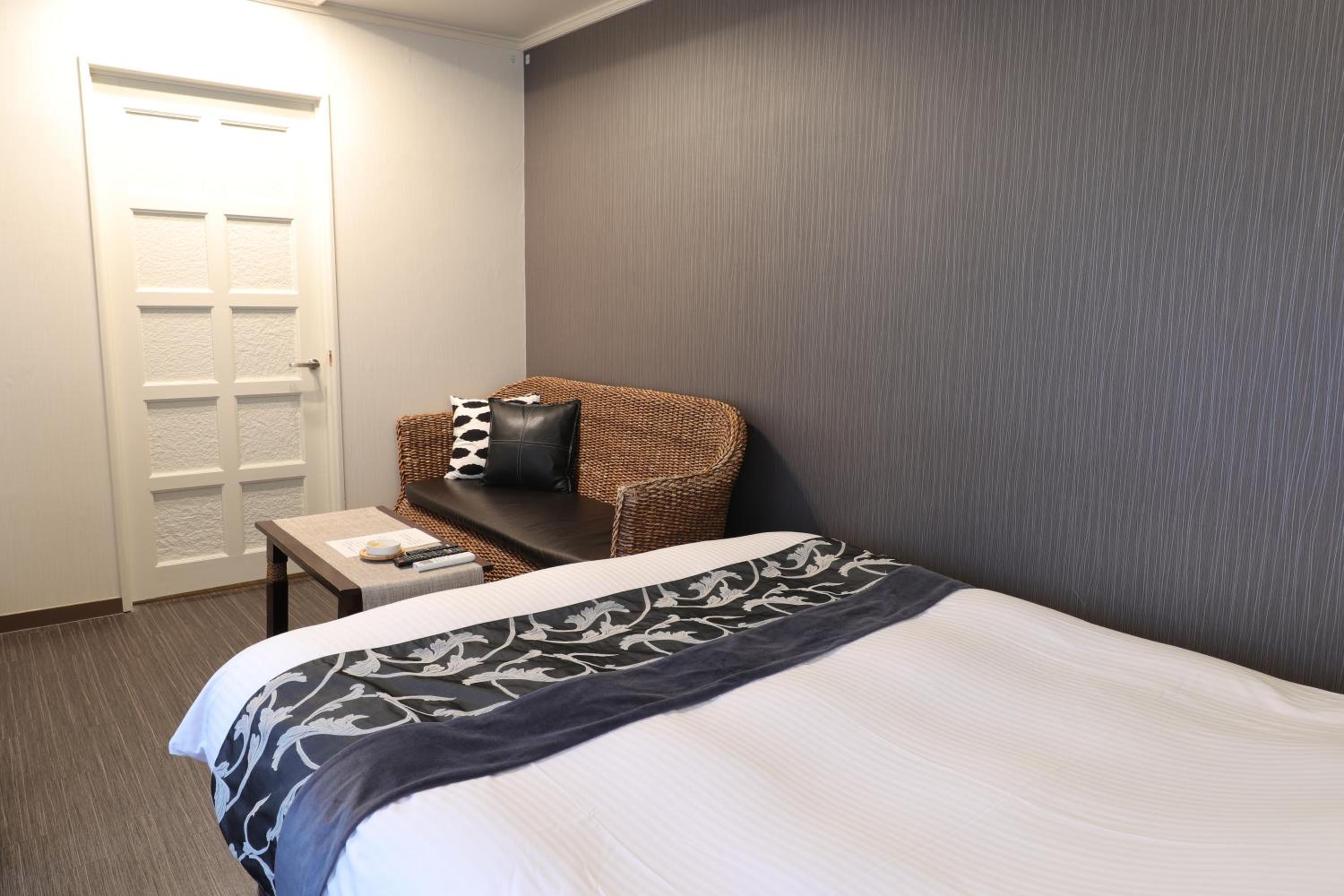 Standard Queen Room photo 3